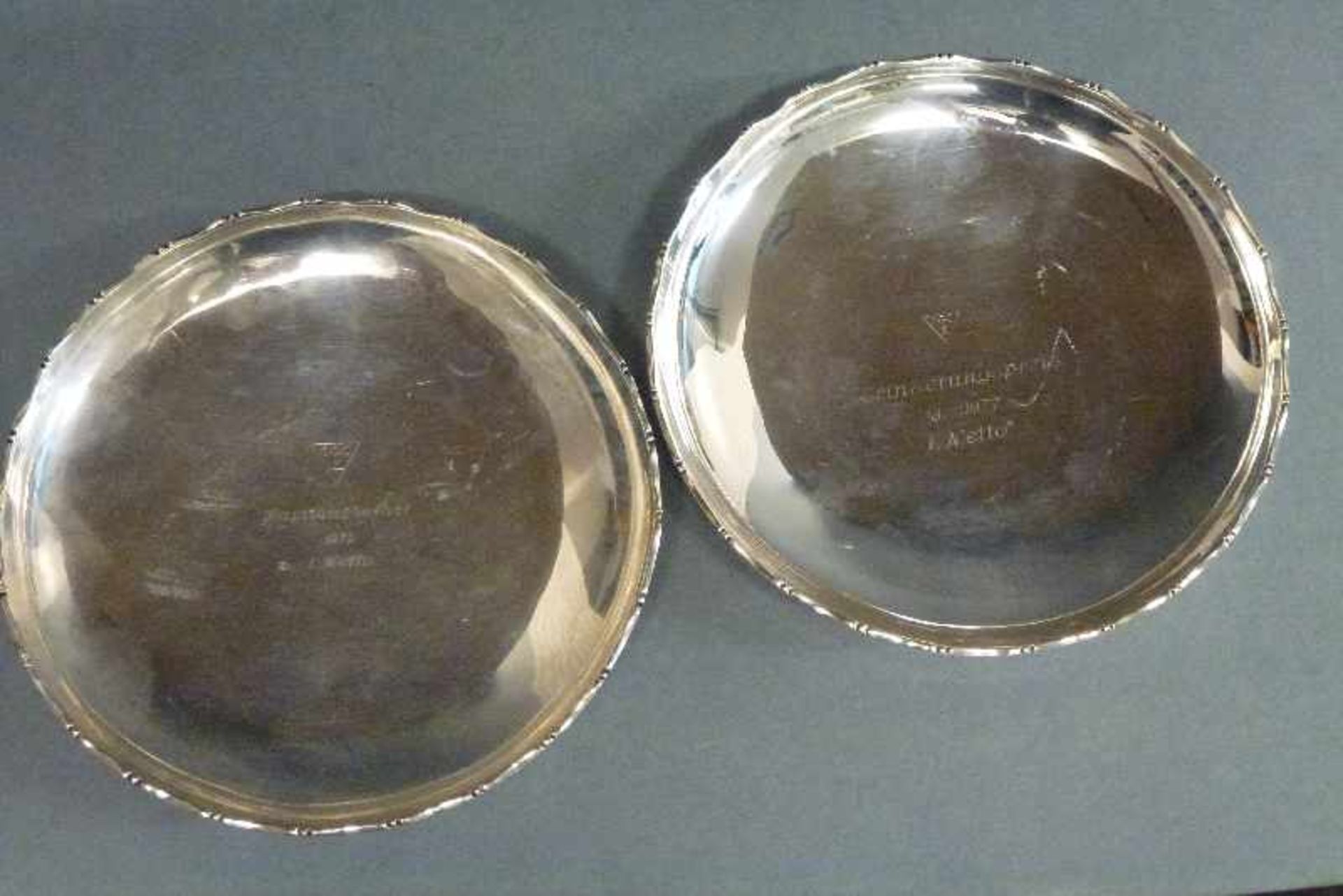 gefußtes Schalenpaar, 925er Silber flach, geschweifte Ränder, Widmungsgravur (Golf), Dm 15 cm, 322 - Bild 3 aus 3