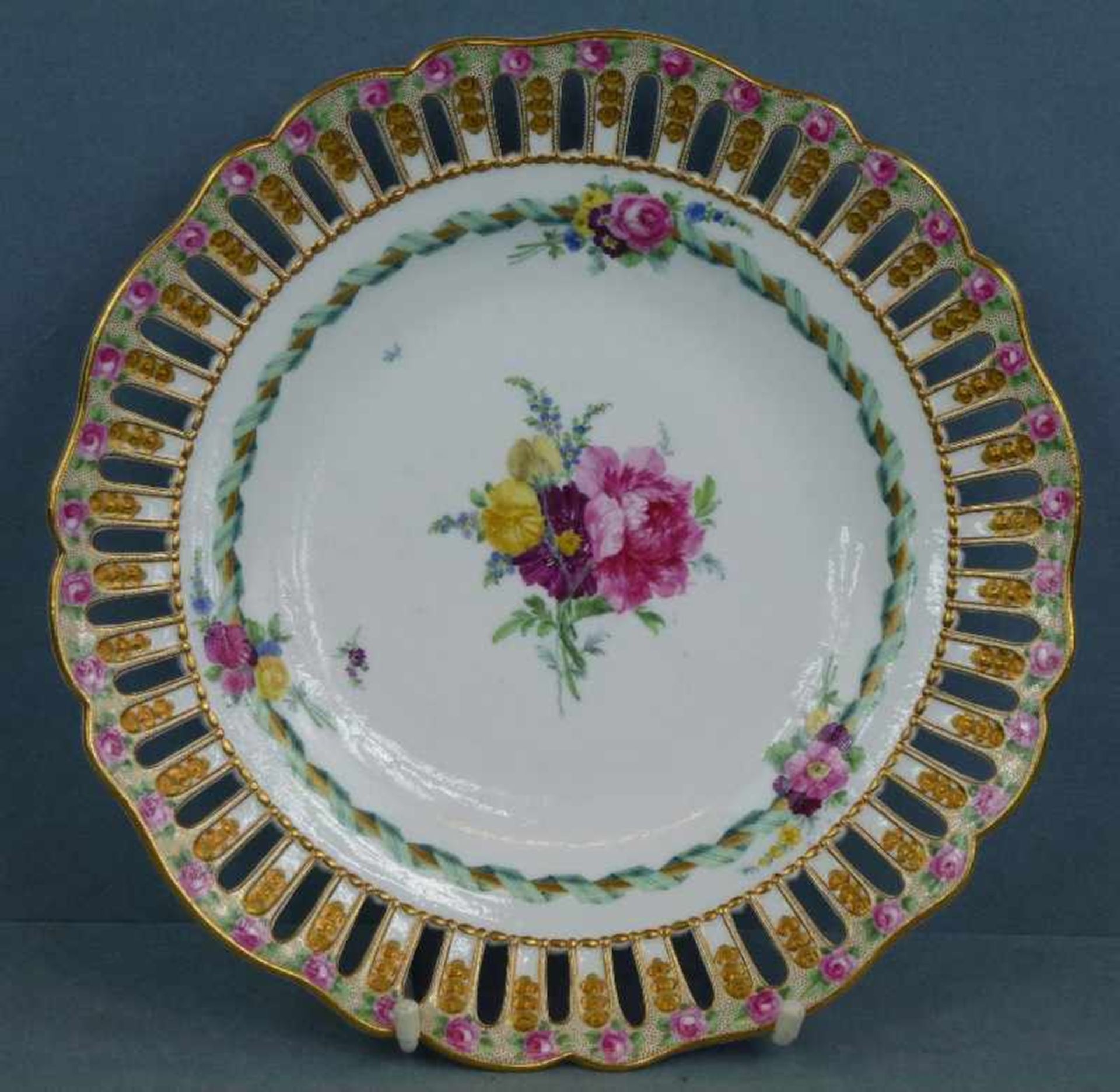 Teller, Meissen, Marco Lini, 1795 passig geschweift, in Stäben durchbrochene Fahne, Goldrand,