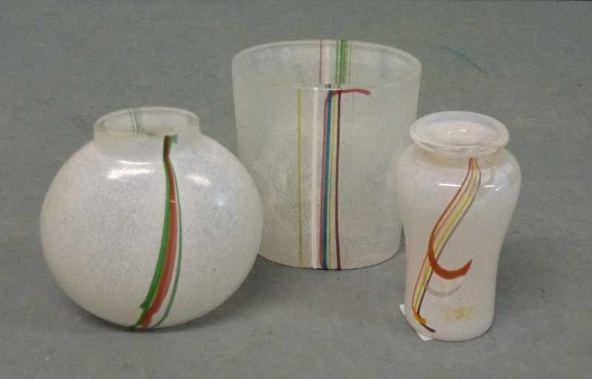 3 Vasen, Bertil Vallien, Kosta Boda Serie Rainbow, oval zylindrisch, rund, birnenförmig, weiß