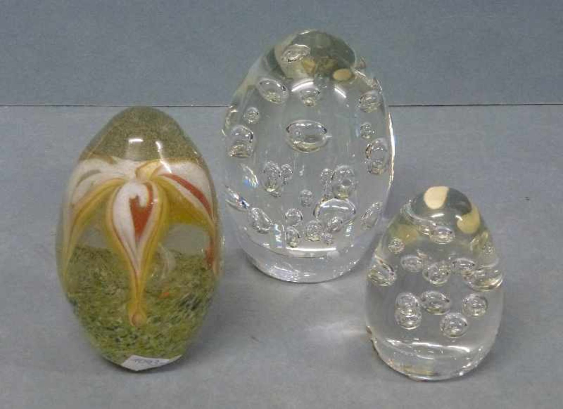 3 Paperweights, Sevres ovoid, 2x eingestochene Blasen, 2x Aufkleber, 1x Lilie, H 9-12 cm