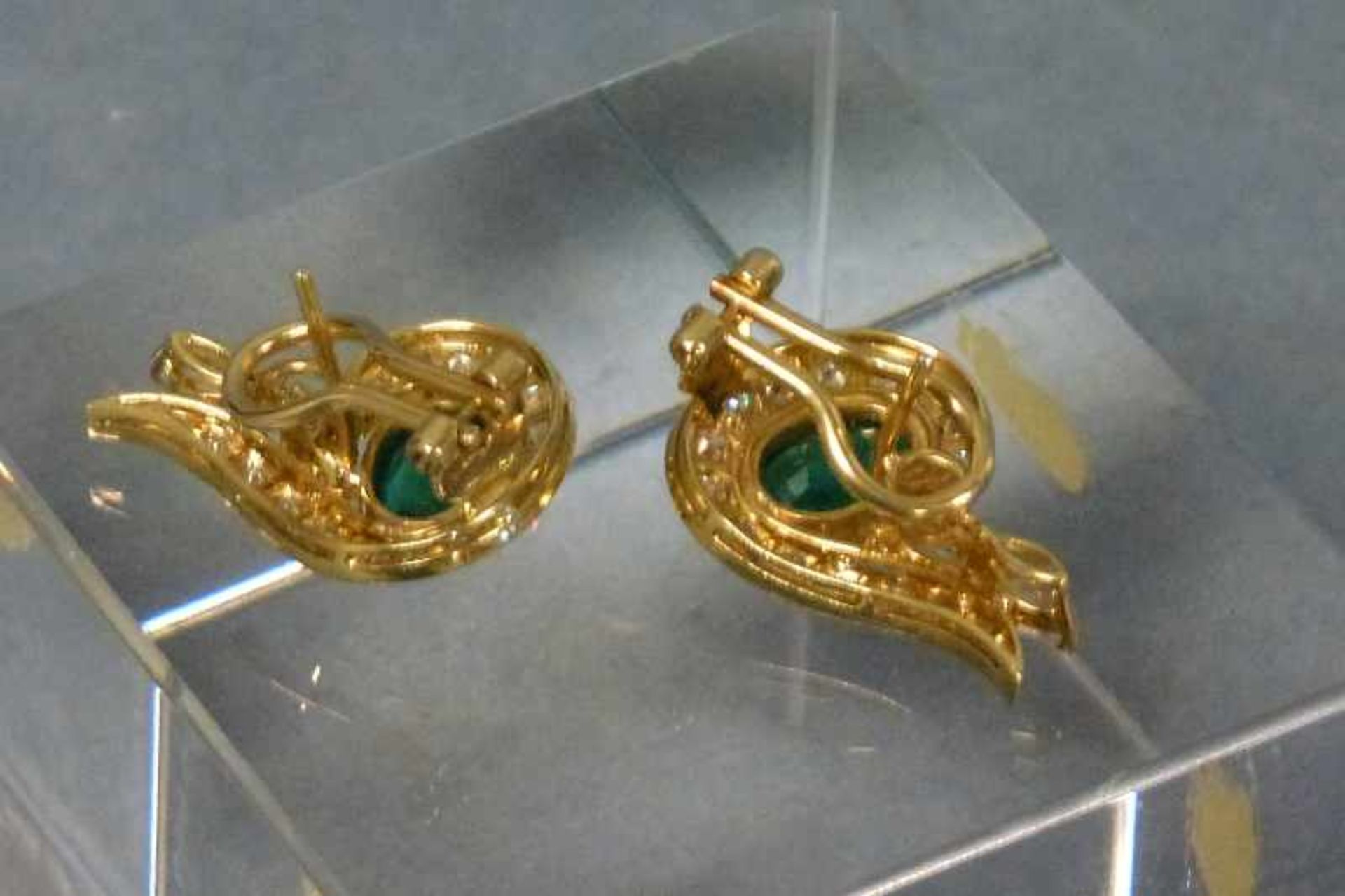 Paar Smaragd/Brillant-Ohrringe, 750er Gelbgold volutenförmig, ovaler Smaragd in - Bild 2 aus 2