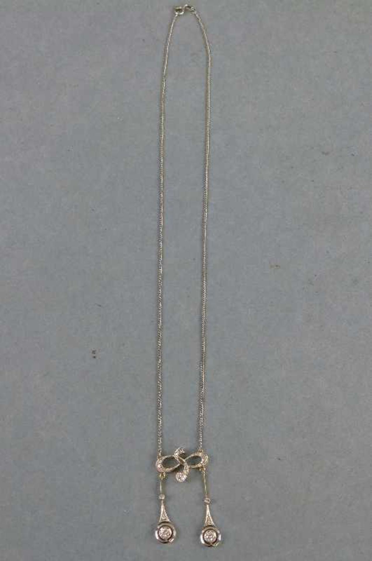 Art-deco-Collier, 585er Weißgold Schleife m. Altschliff-Diamant (0,10ct), 2 Tropfenförmige - Bild 2 aus 2