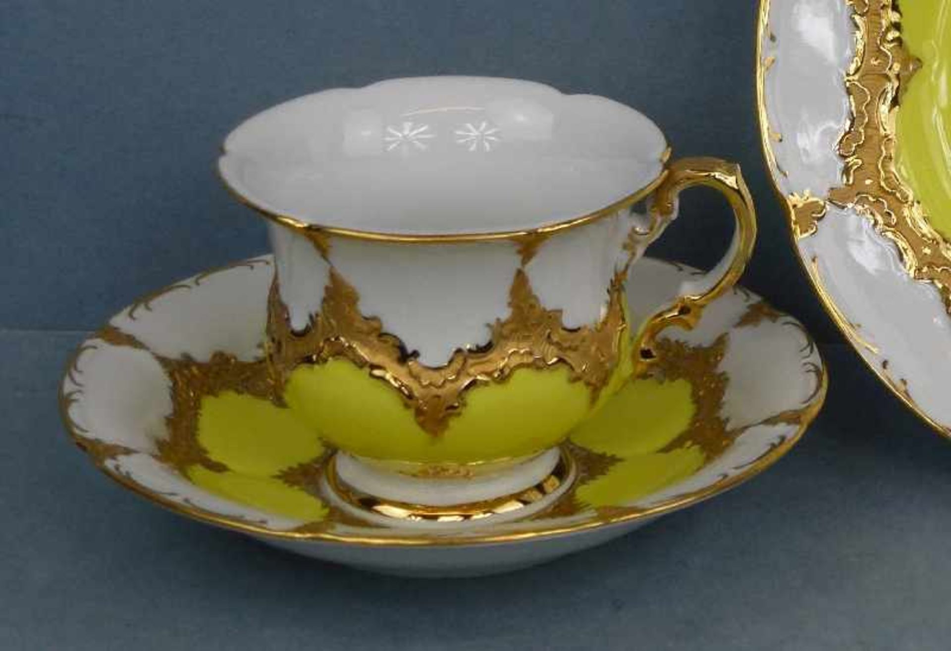 Prunk-Kaffee-Gedeck, Meissen passig geschweift, matt u. glanzgoldenes Rocaille-Relief, gelber - Bild 3 aus 3