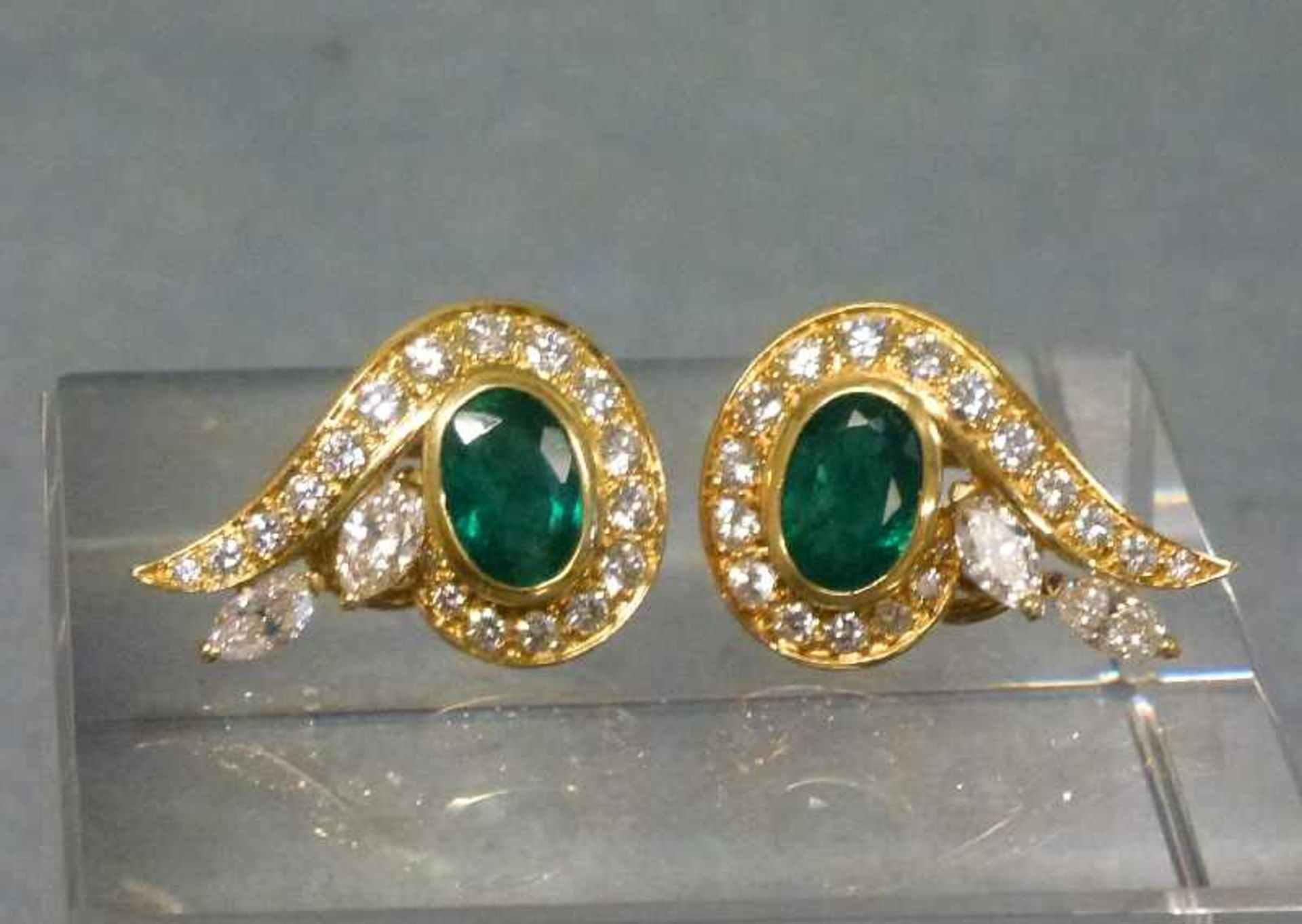 Paar Smaragd/Brillant-Ohrringe, 750er Gelbgold volutenförmig, ovaler Smaragd in