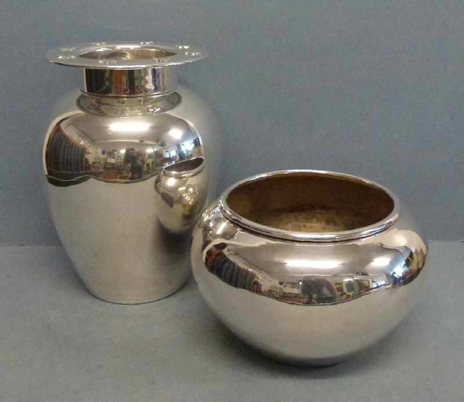 2 Vasen, versilbert gedrückt-gebaucht bzw. ovoid, gebörtelter bzw. flacher Rand, H 14/24 cm