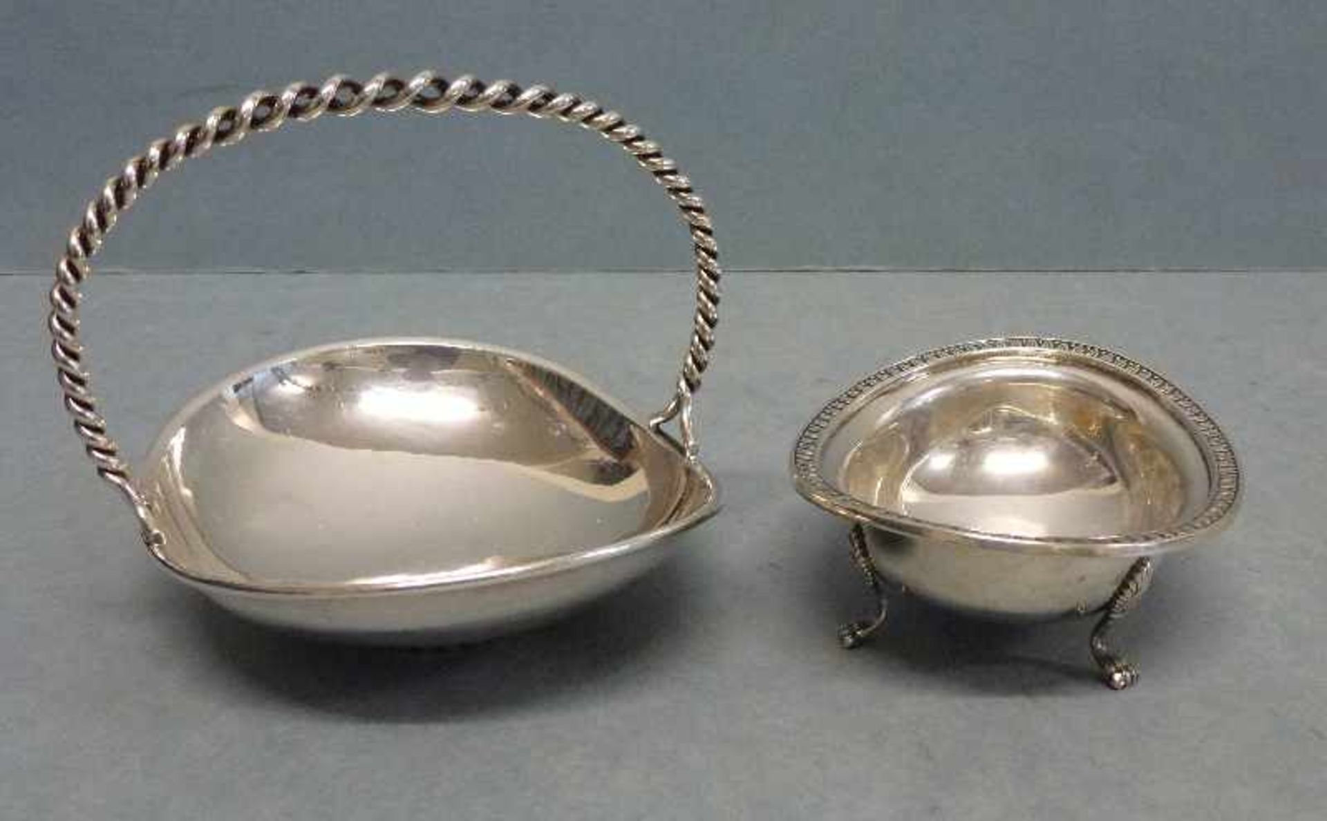 Henkelkörbchen und Fußschale, 925/800er Silber oval, Kordelstand u. -henkel; Palmettenrand, 4 - Bild 2 aus 4
