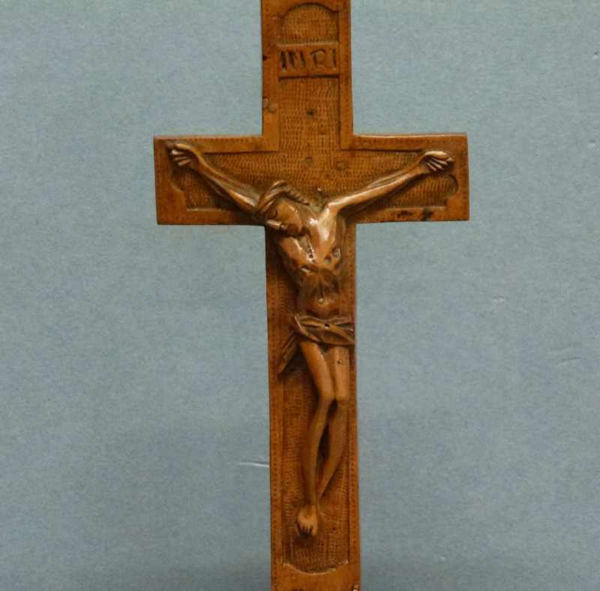 Standkruzifix, 19.Jh. Ahorn geschnitzt, Maria unter Kruzifix stehend, rs. durch Schieber verdeckte - Bild 2 aus 4