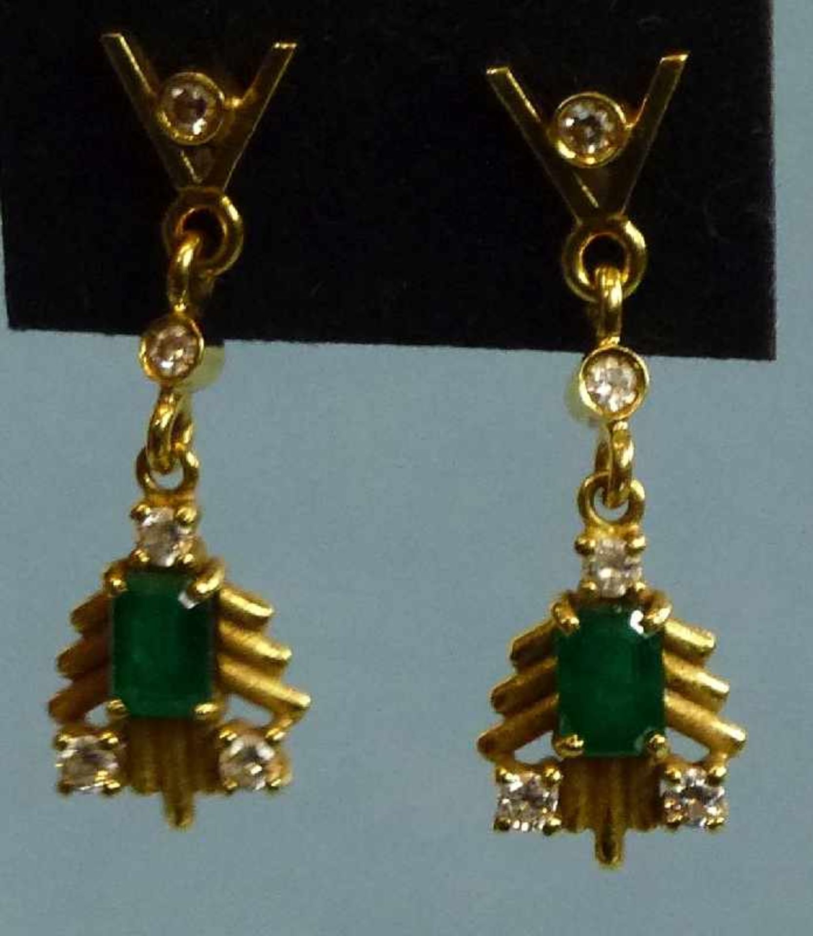 Smaragd-/Brillant-Ohrringe, 750er Gelbgold Kette m. gefierdertem Anhänger, Smaragd im - Bild 2 aus 2