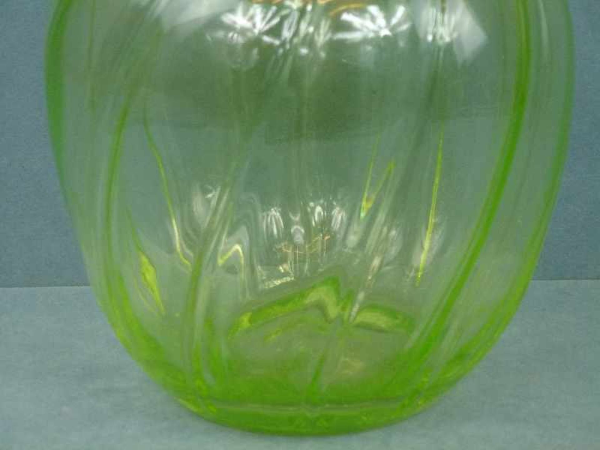 Vase, Uranglas ovoid, gerippt, weit ausgestellter Krangen, H 20cm - Image 2 of 2