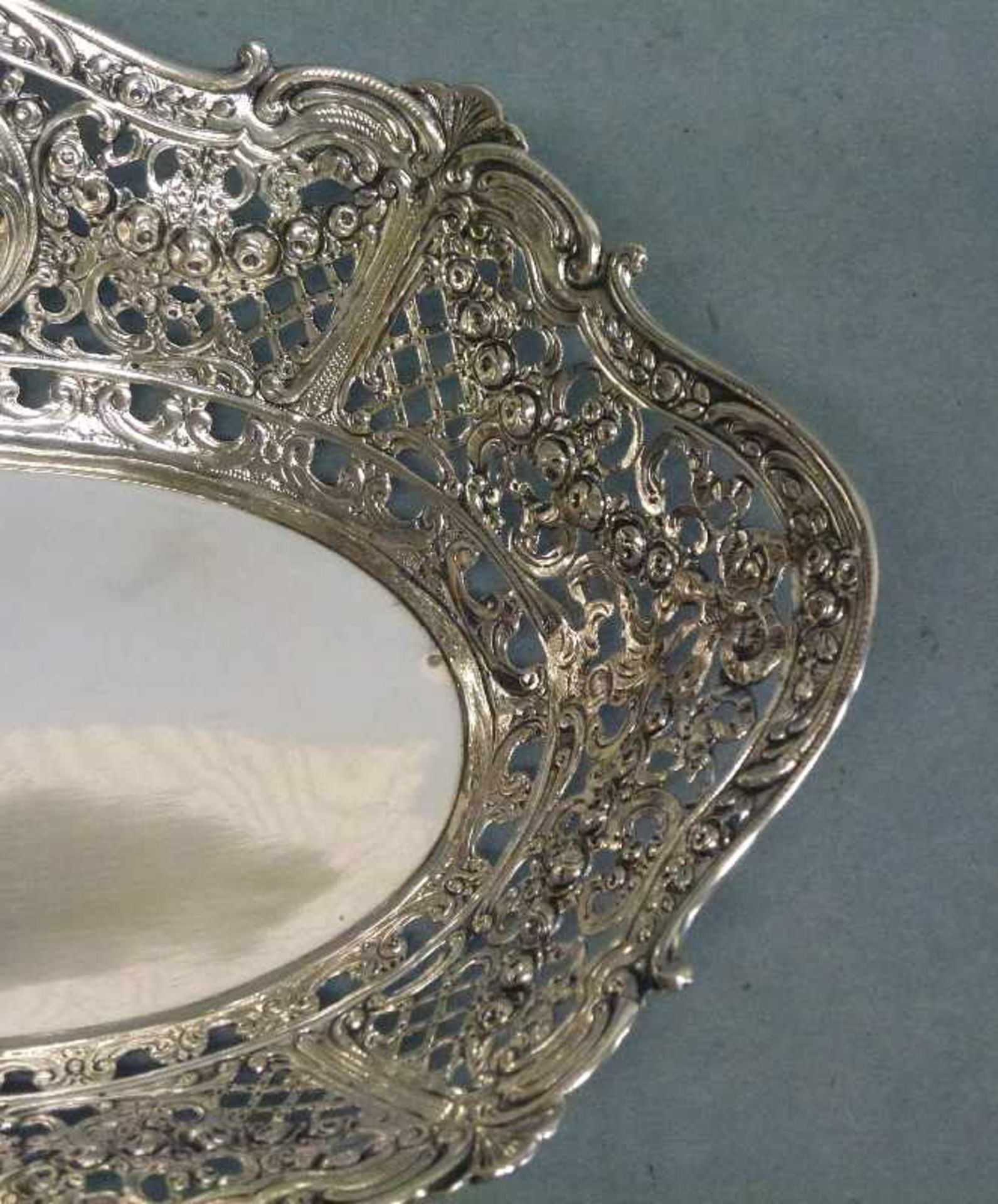 Barocke Schale, 800er Silber oval, geschweifter Durchbruchrand, Rocaille- u. Blütenzier, 25x18,5 cm, - Image 3 of 4