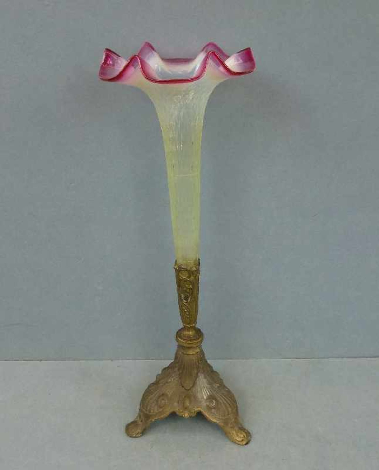 Vase, um 1900 3-passiger Fuß, Zinkguss, Muschelrelief, hohe lichtgrüne Netzrelief-Tulpe, rosa
