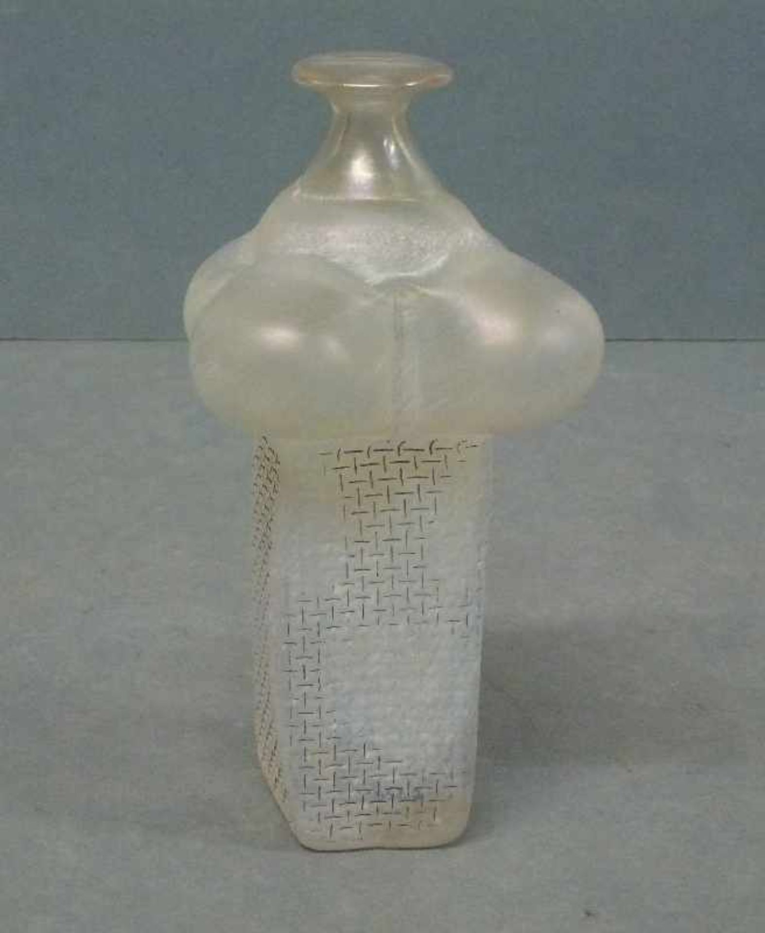 Flasche, "Network", Bertil Vallien (1938), Boda, Atelie milchiges Glas in 4-kantiges Metallgitter