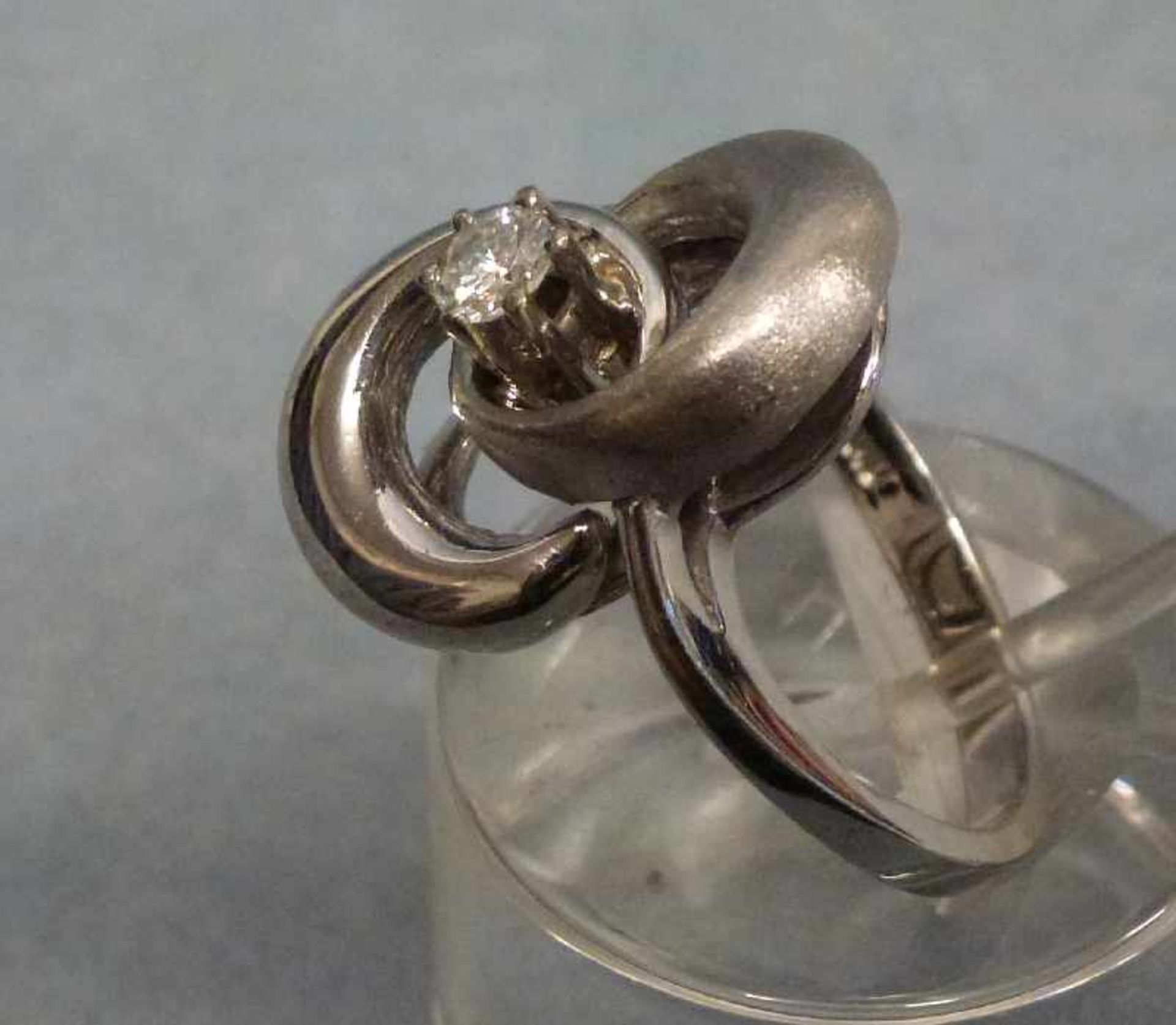 Ring, 585er WG Schleifenknoten, partiell mattiert, mittig Brillant, RG 56, 7,15 g - Image 3 of 3