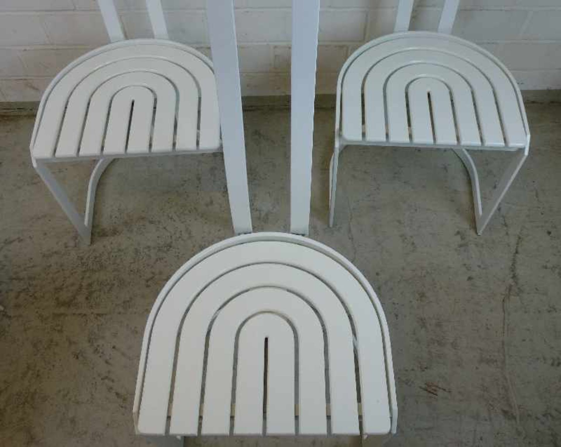 4 Stühle, 70er Jahre weiß lackertes Stahlprofil, hohe Lehne, bogenförmig verlattete - Bild 2 aus 5