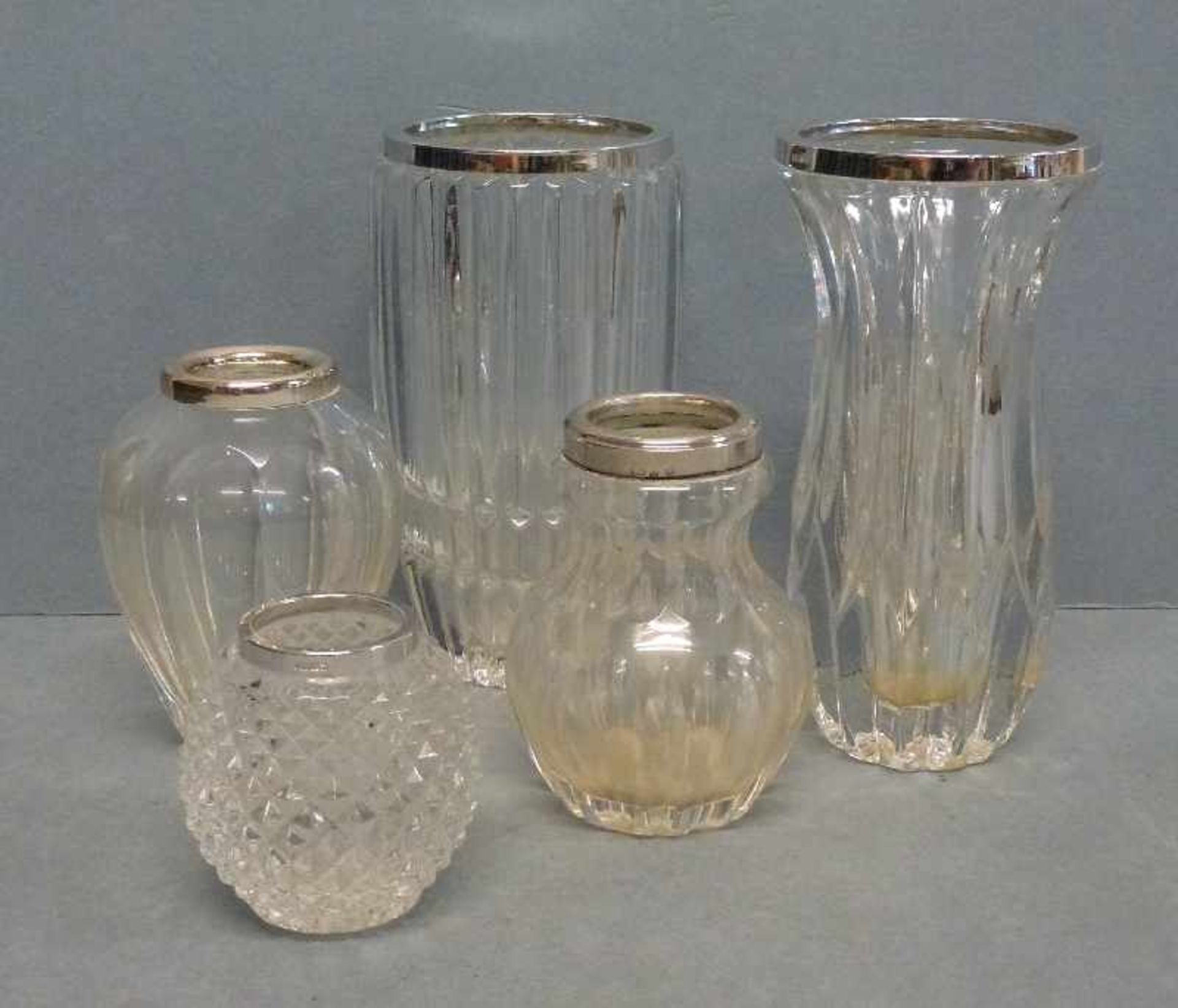 5 Glasvasen, 800er Silberrand gerillt/facettiert, 1x Steinelschliffdekor, H 7-17 cm