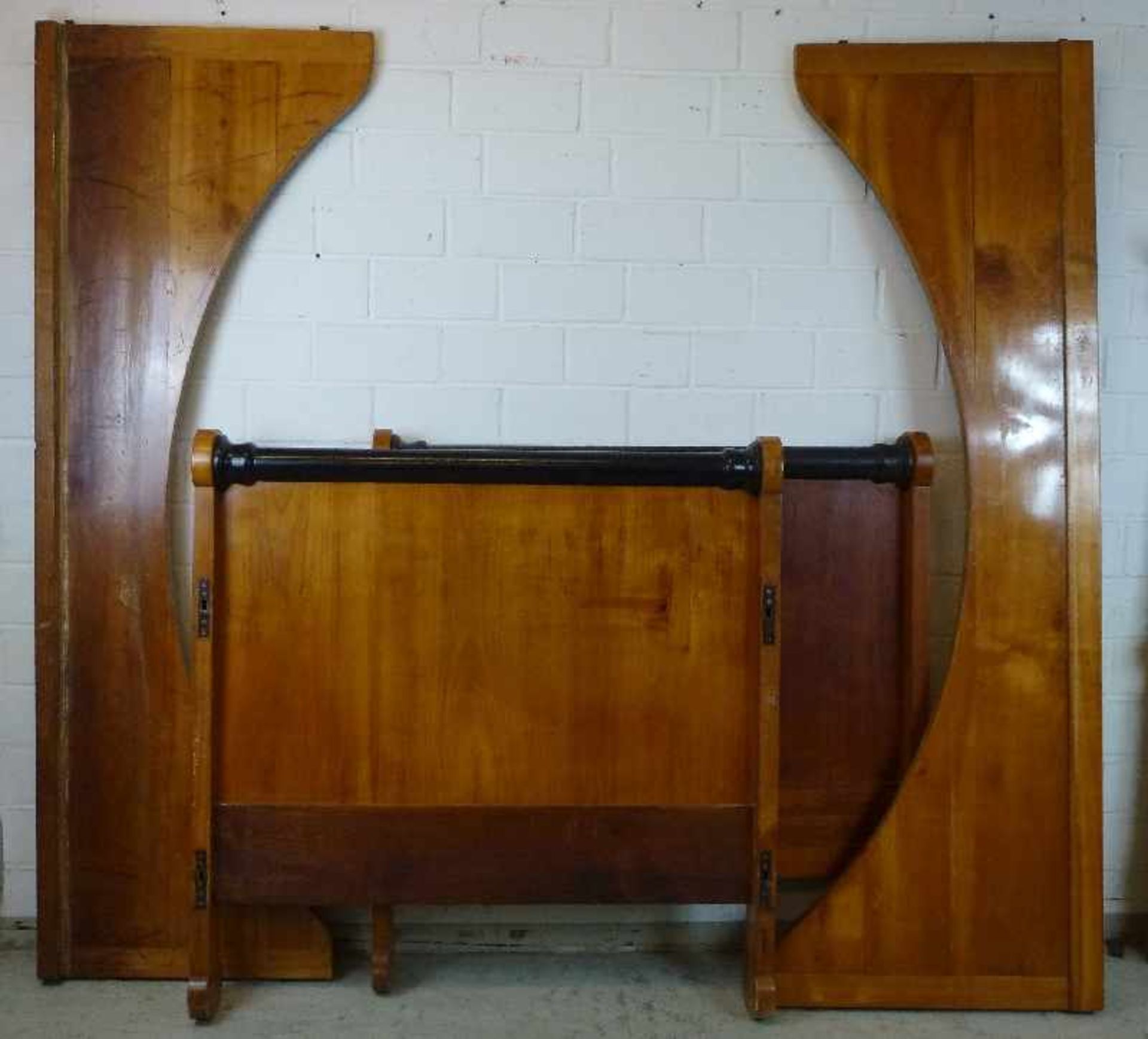 Biedermeier-Bett, um 1820 Kirschbaum, Seitenteile bogenförmig, Kopf- u. Fußteil gleich hoch, durch