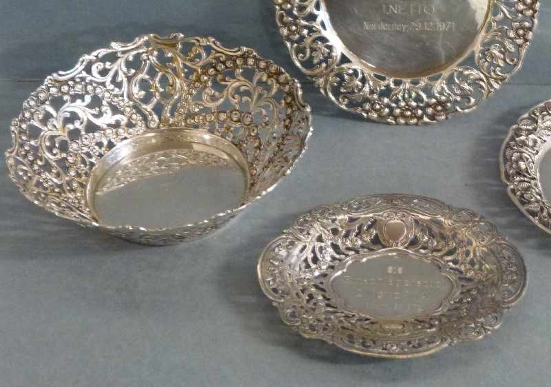 4 Barockschälchen, Silber 3x rund (835er, 333 g), 1x oval (800er, 67 g), Durchbruchränder m. - Bild 2 aus 2