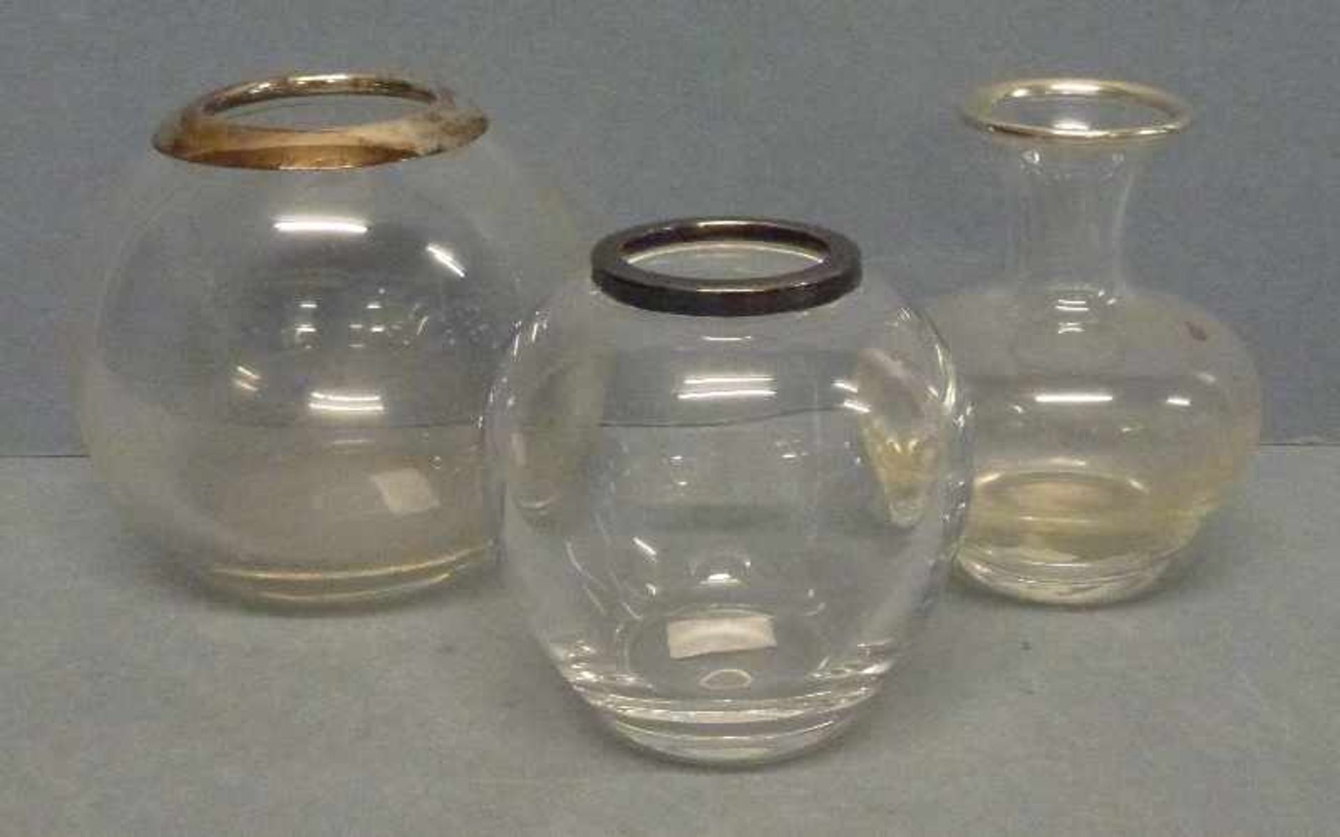 3 Glasvasen, Silberrand 800/925er, 2x kugelförm., 1x gebaucht m. Trompetenhals, H 10-12 cm