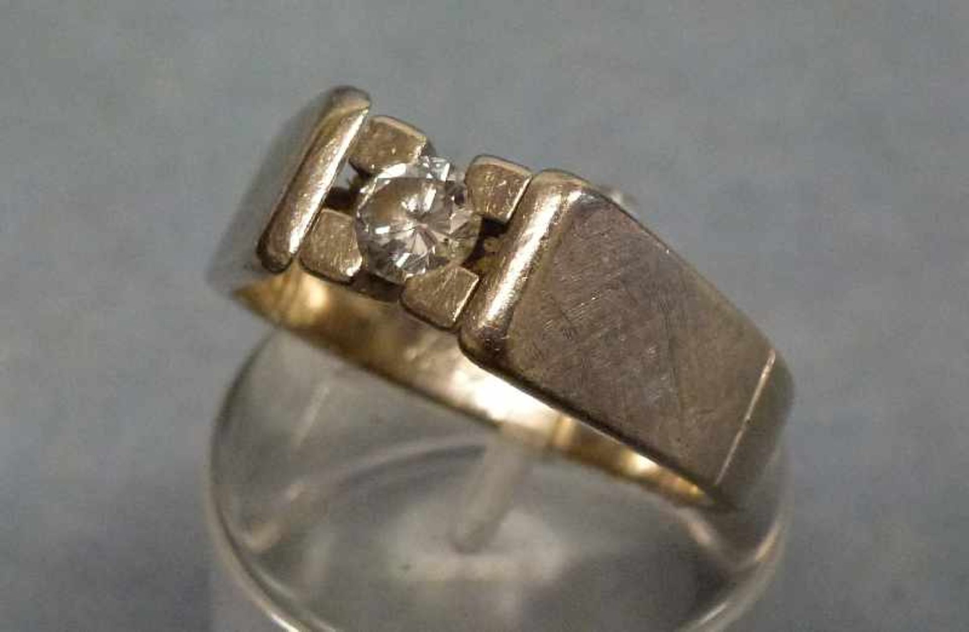 Brillant-Ring, 585er WG frei gefasster Brillant ca. (0,35 ct) in ansteigender flacher Ringschiene, - Image 4 of 4