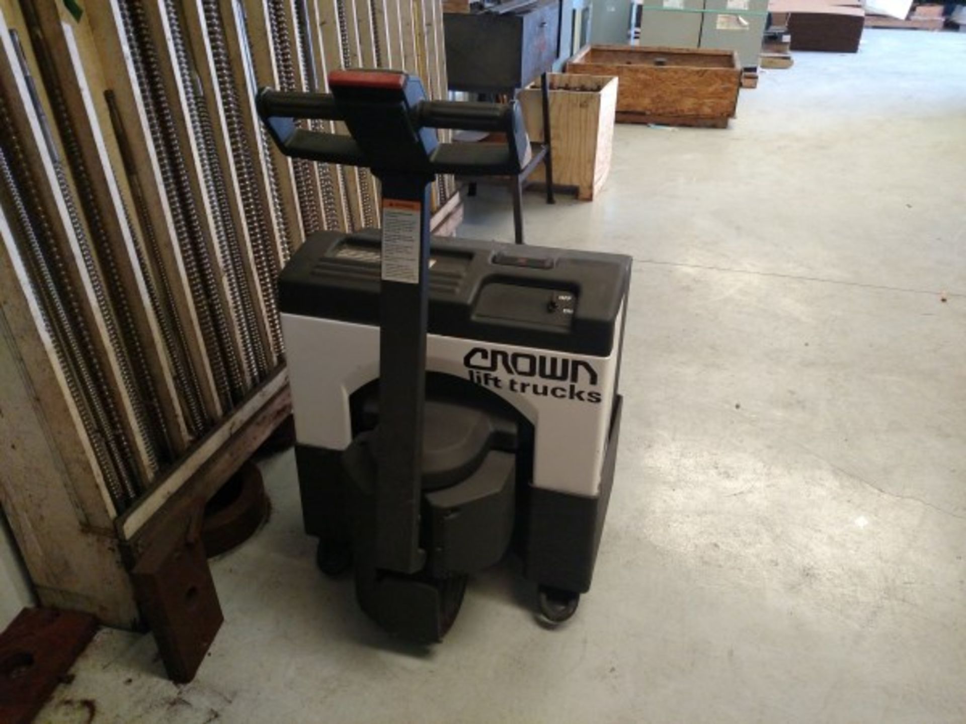 Crown Electric Model 10GPW-3-12 Pallet Lift - Image 2 of 3