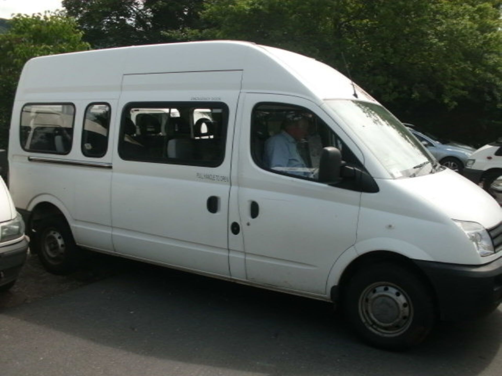 2007 (July) LDV MAXUS 17 seater MINI BUS including driver, white, diesel, 2500cc, 139,012 miles - Image 4 of 5