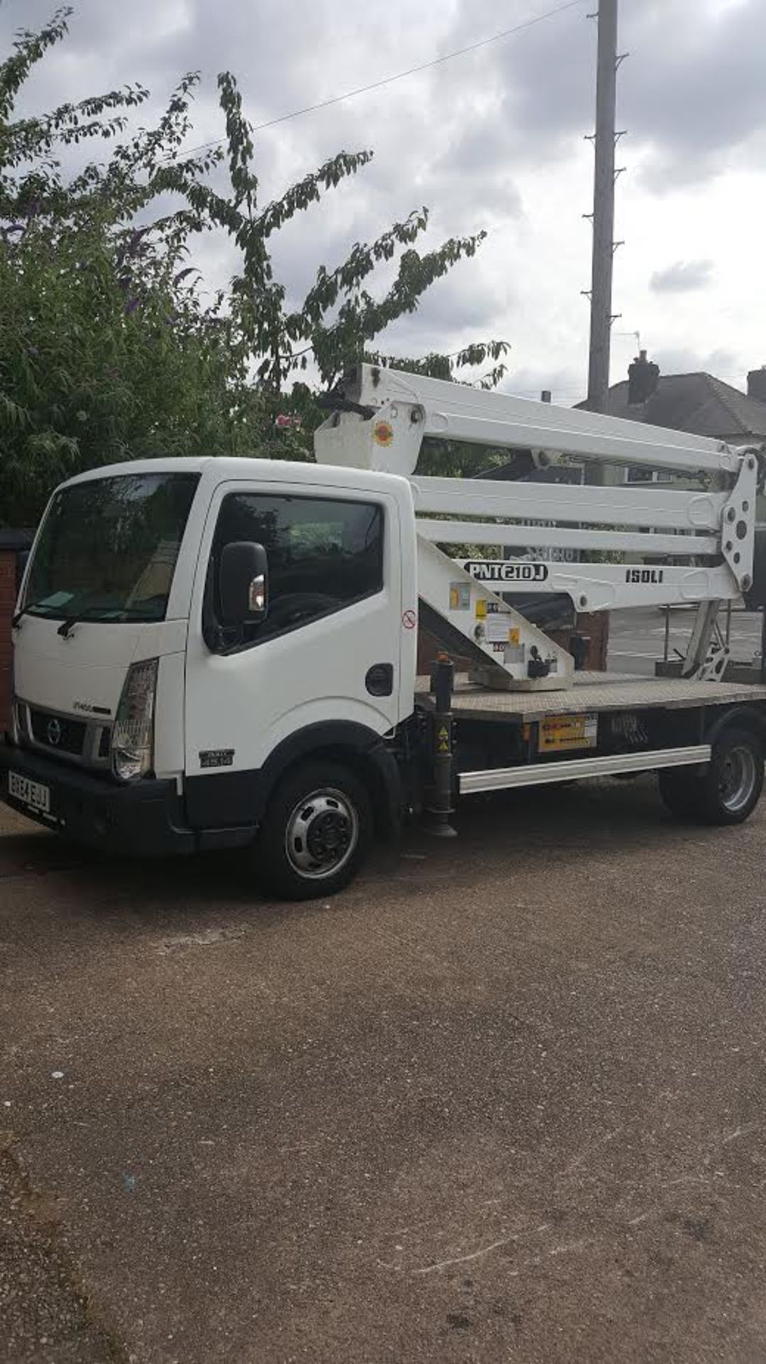 2014 (Sept) NISSAN 45.14 type F242 4500kg chassis cab fitted Isoli PNT210J 21m 2 person ACCESS - Image 2 of 7