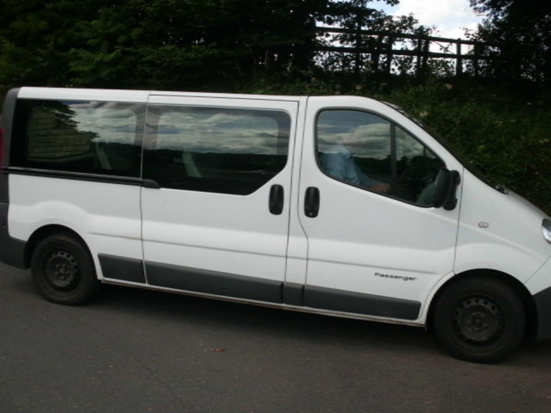2008 (Oct) RENAULT TRAFIC LL29 Dci 115 9 seater MINI BUS including driver, white, diesel, 1995cc, - Image 2 of 4