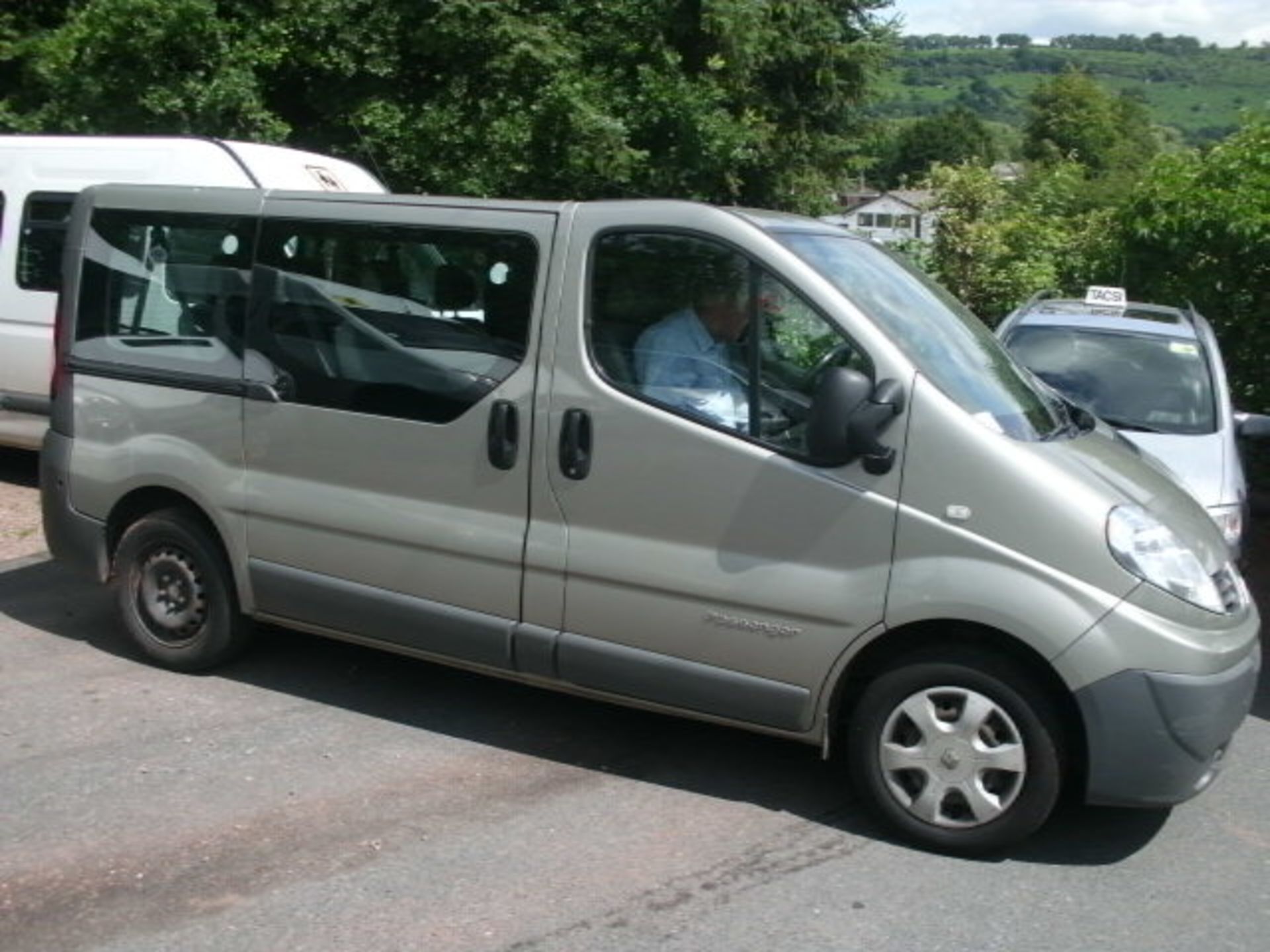 2010 (June) RENAULT TRAFIC SL27 Dci 115 9 seater MINI BUS including driver, grey, diesel, 1996cc, - Image 3 of 4