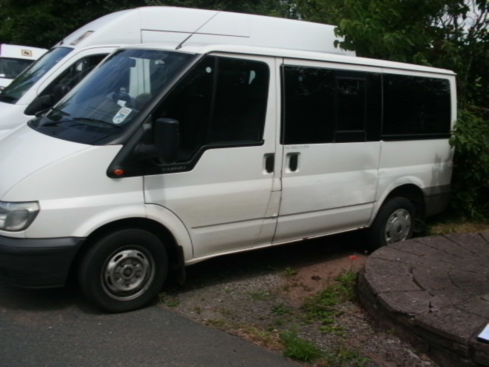 2004 (Jan) FORD TRANSIT TOURNEO 9 seater MINI BUS including driver, white, diesel, 1998cc, 218,573 - Image 2 of 4