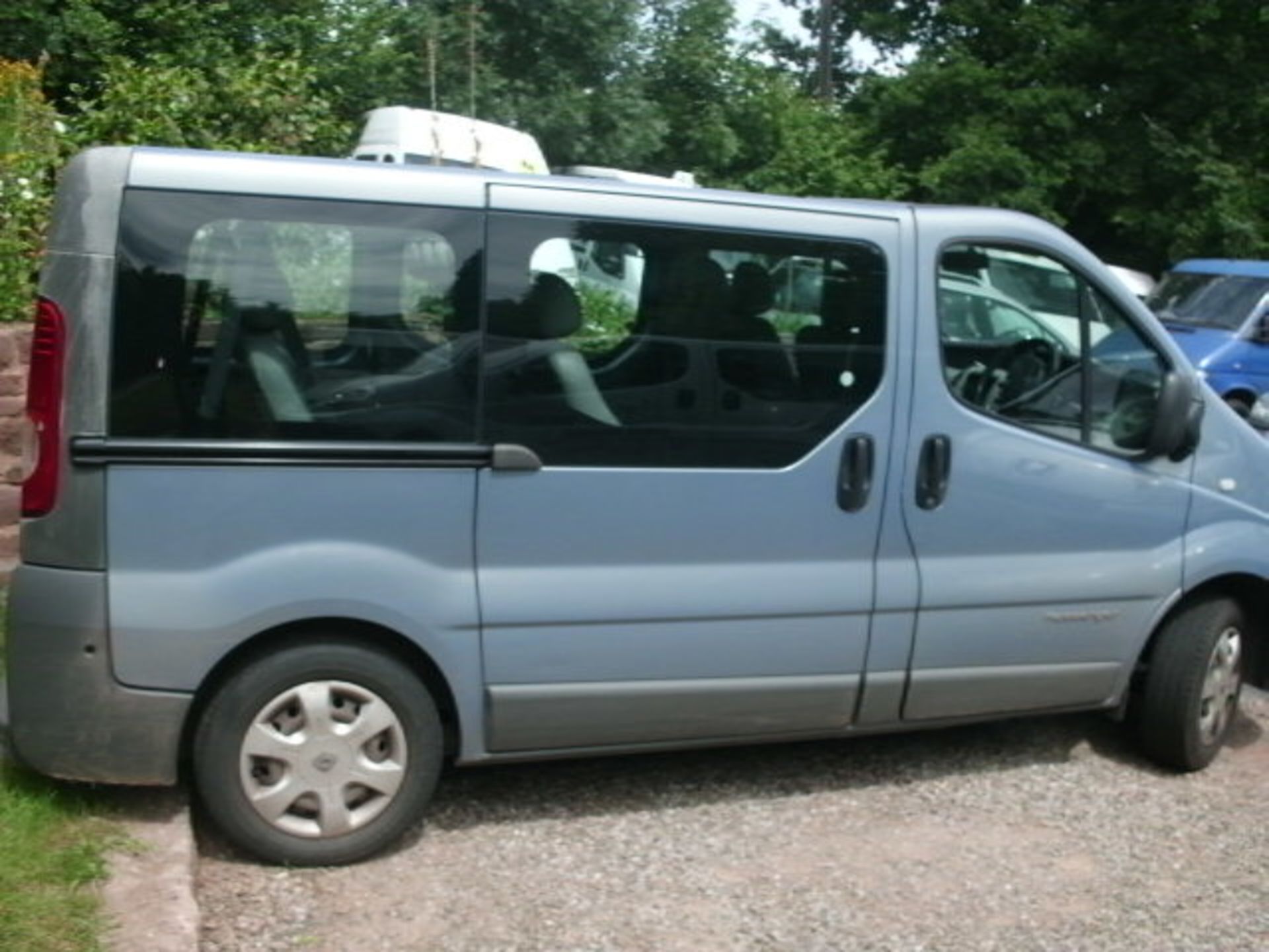 2010 (June) RENAULT TRAFIC SL27 Dci 115 8 seater MINI BUS including driver, metallic blue, diesel, - Image 2 of 4