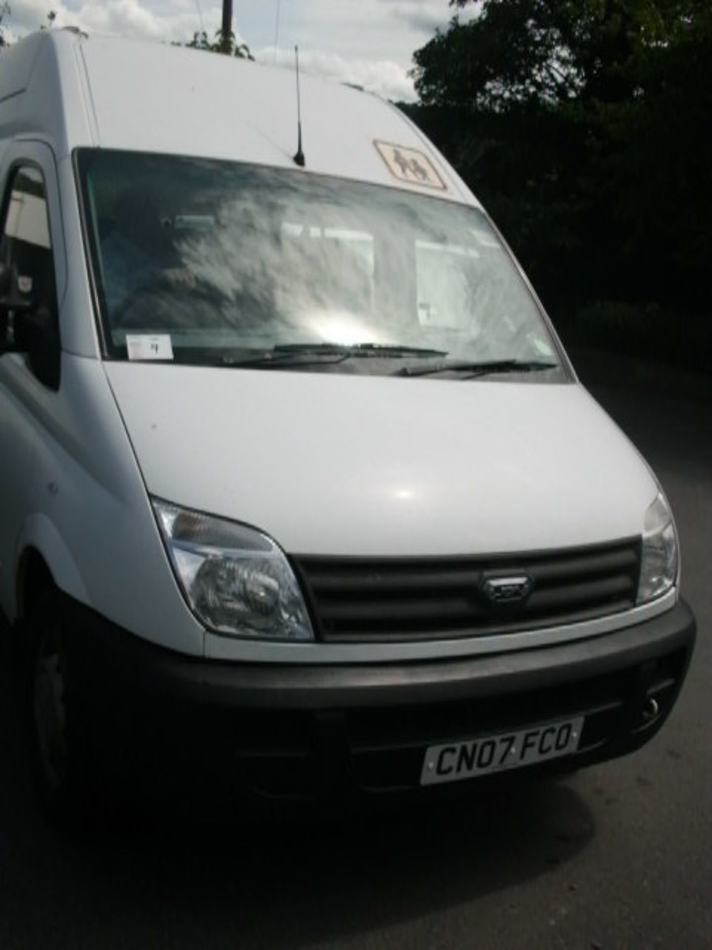 2007 (July) LDV MAXUS 17 seater MINI BUS including driver, white, diesel, 2500cc, 139,012 miles - Image 3 of 5