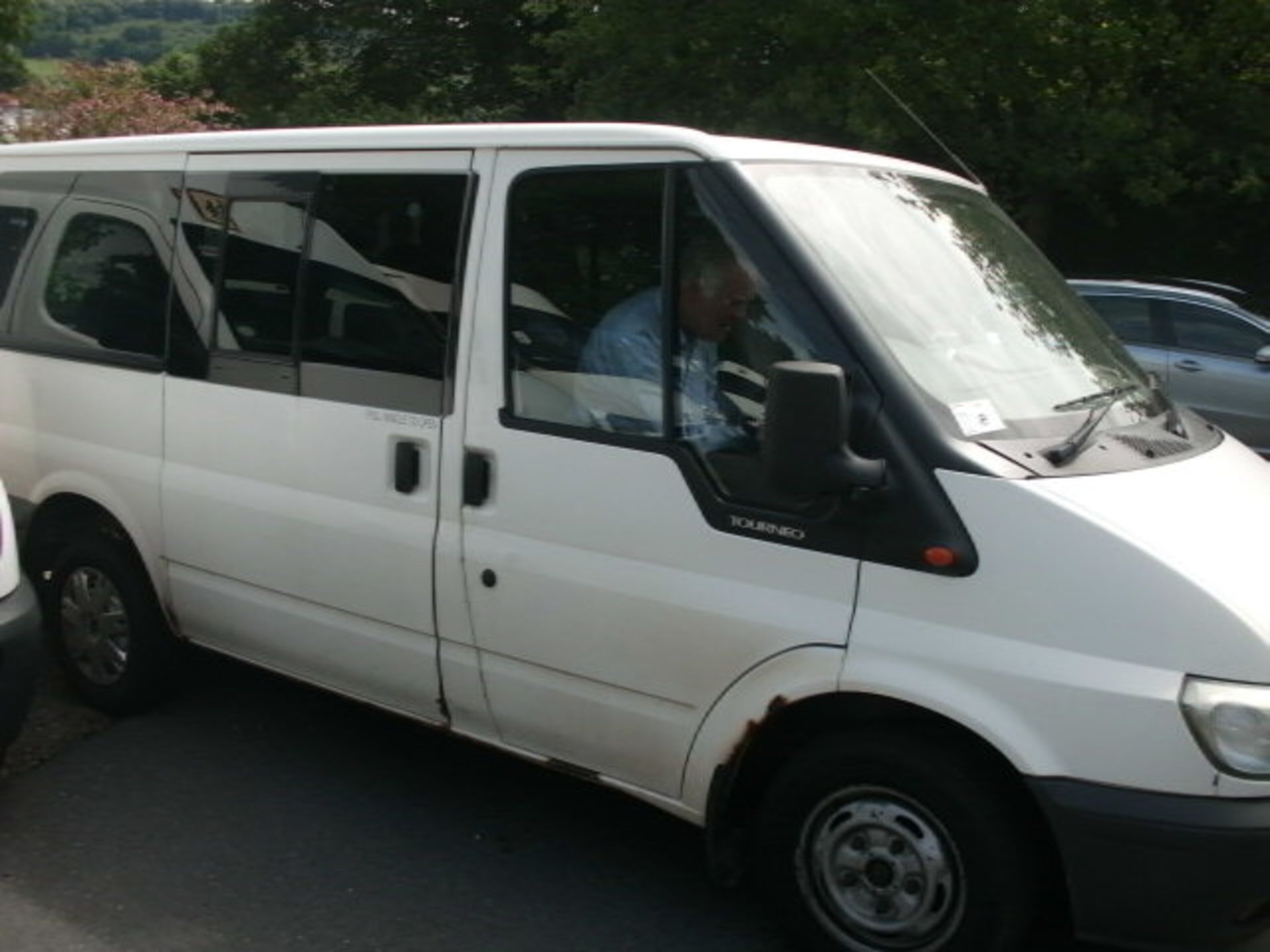 2004 (Jan) FORD TRANSIT TOURNEO 9 seater MINI BUS including driver, white, diesel, 1998cc, 218,573 - Image 3 of 4
