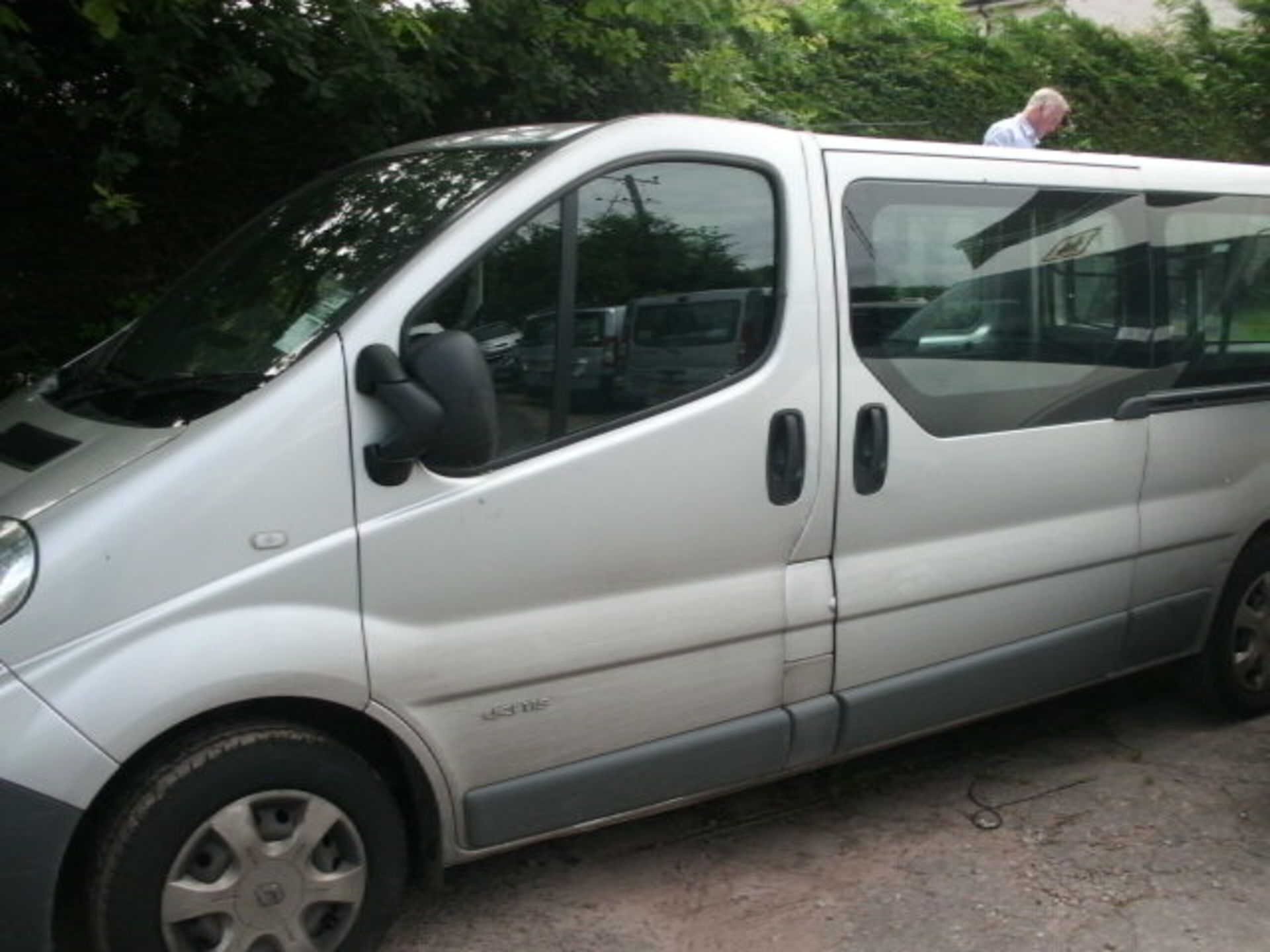 2009 (Nov) RENAULT TRAFIC LL29 Dci 115 9 seater MINI BUS including driver, only 5 seats fitted and - Image 2 of 4