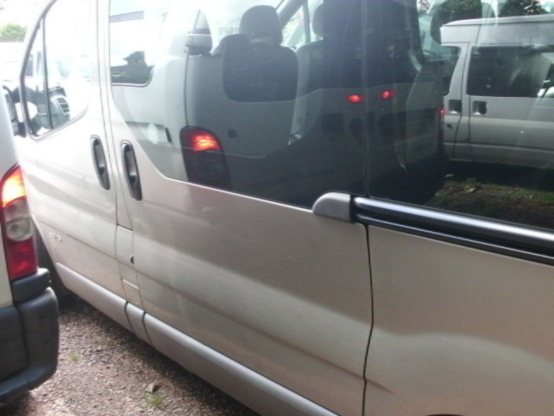 2010 (June) RENAULT TRAFIC SL27 Dci 115 9 seater MINI BUS including driver, grey, diesel, 1996cc, - Image 2 of 4