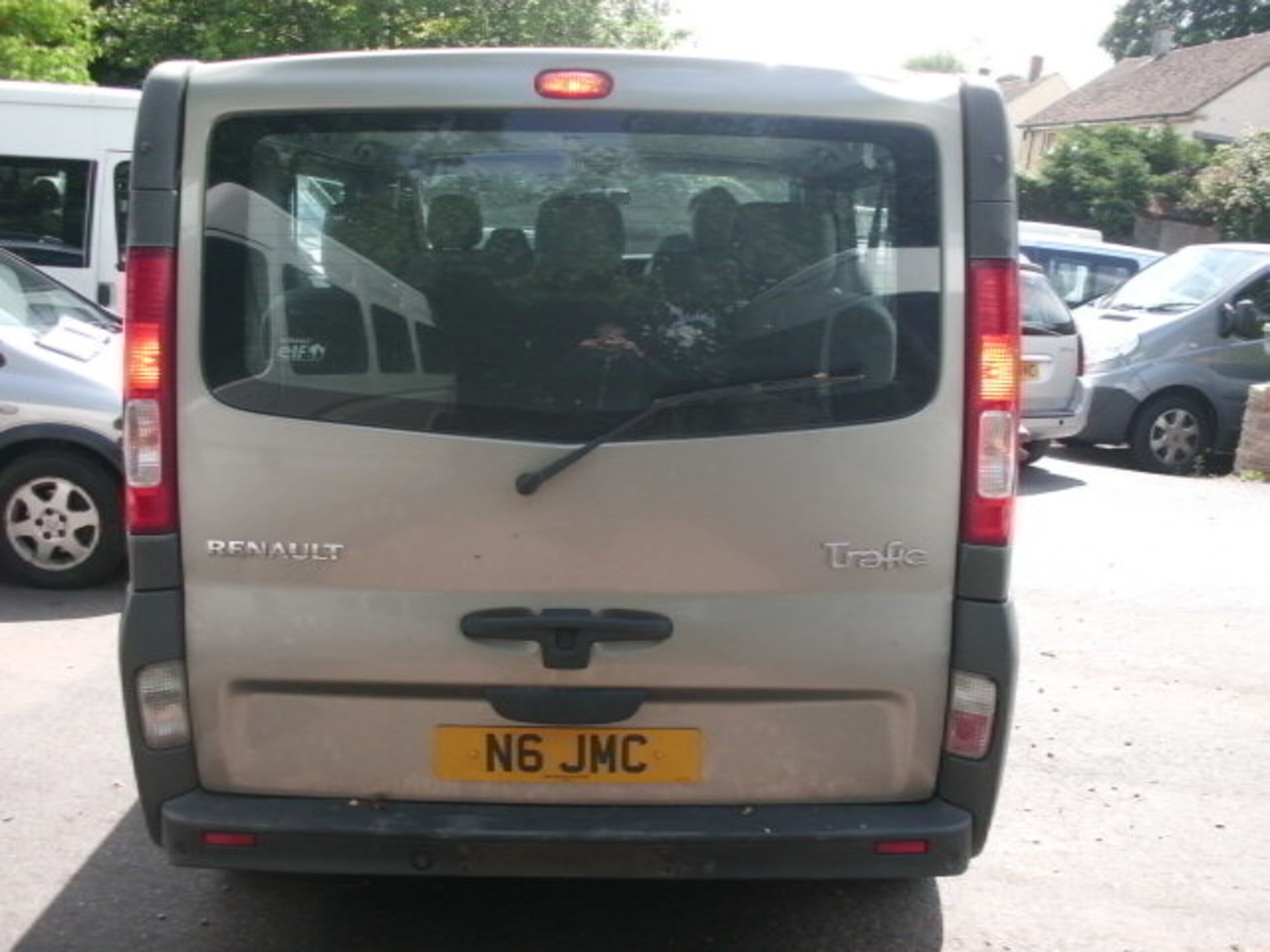 2010 (June) RENAULT TRAFIC SL27 Dci 115 9 seater MINI BUS including driver, grey, diesel, 1996cc, - Image 4 of 4