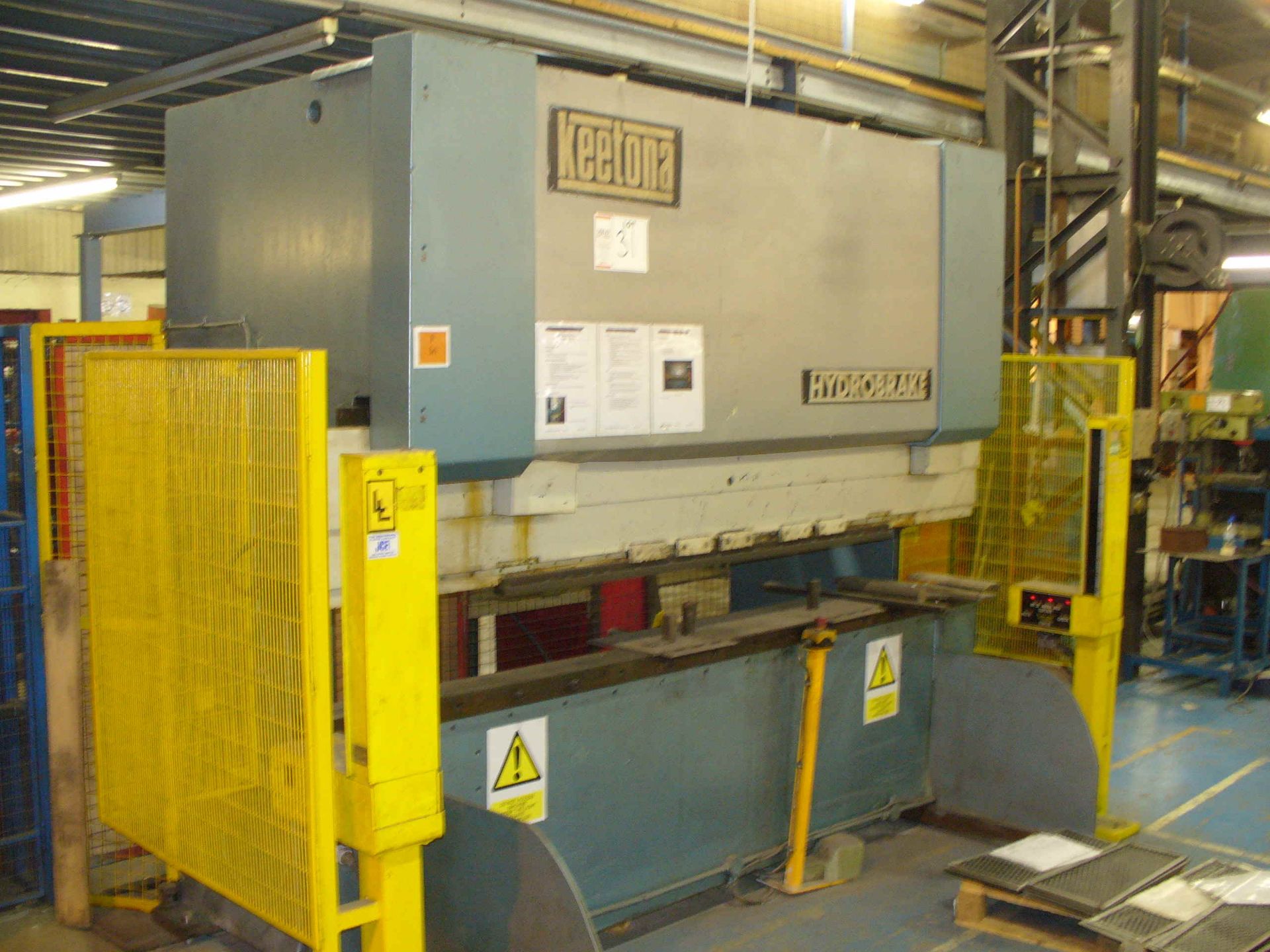 Keetona Hydrabrake 70 ton x 3m - HYDRAULIC DOWNSTROKING PRESS BRAKE with light guards - Image 2 of 4