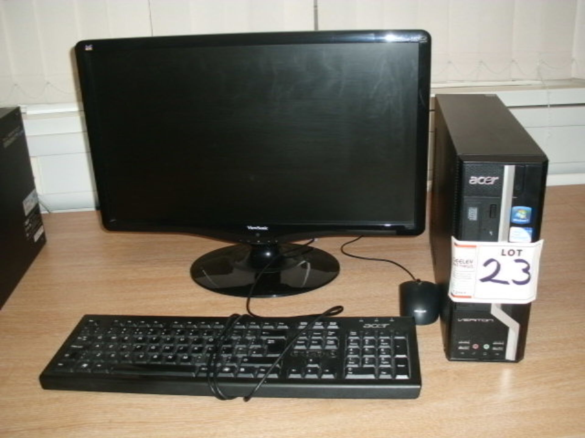 Acer Veriton X480G PERSONAL COMPUTER with 21" Viewsonic flat screen monitor, keyboard and mouse