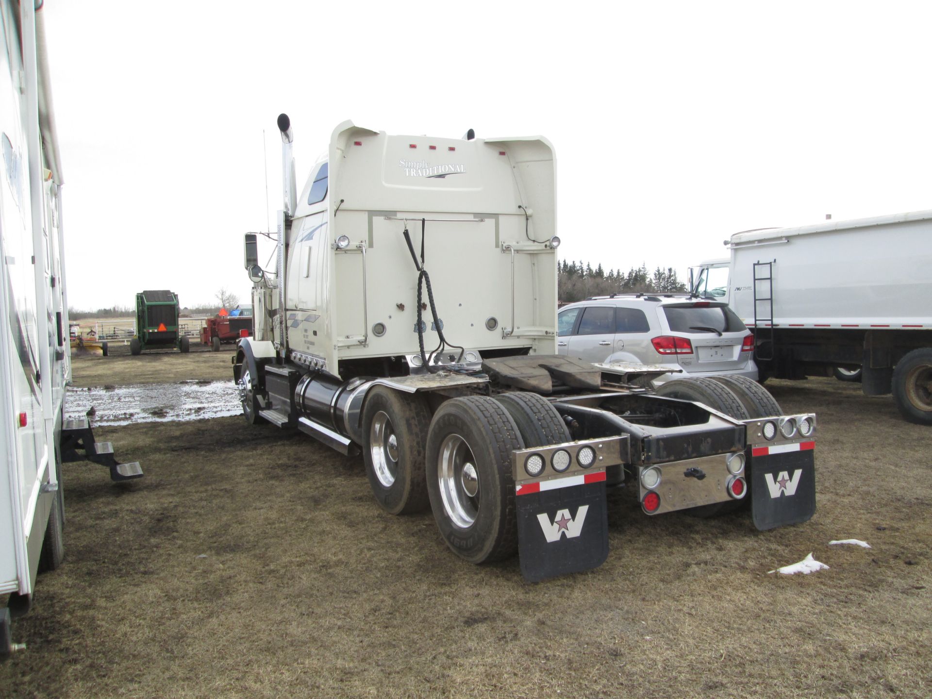 2005 WHITE WESTERN STAR HWY TRACTOR, 12.7 L, DETROIT DIESEL MOTOR, 18 SPEED EATON TRANS, 40000 LB, - Image 4 of 4
