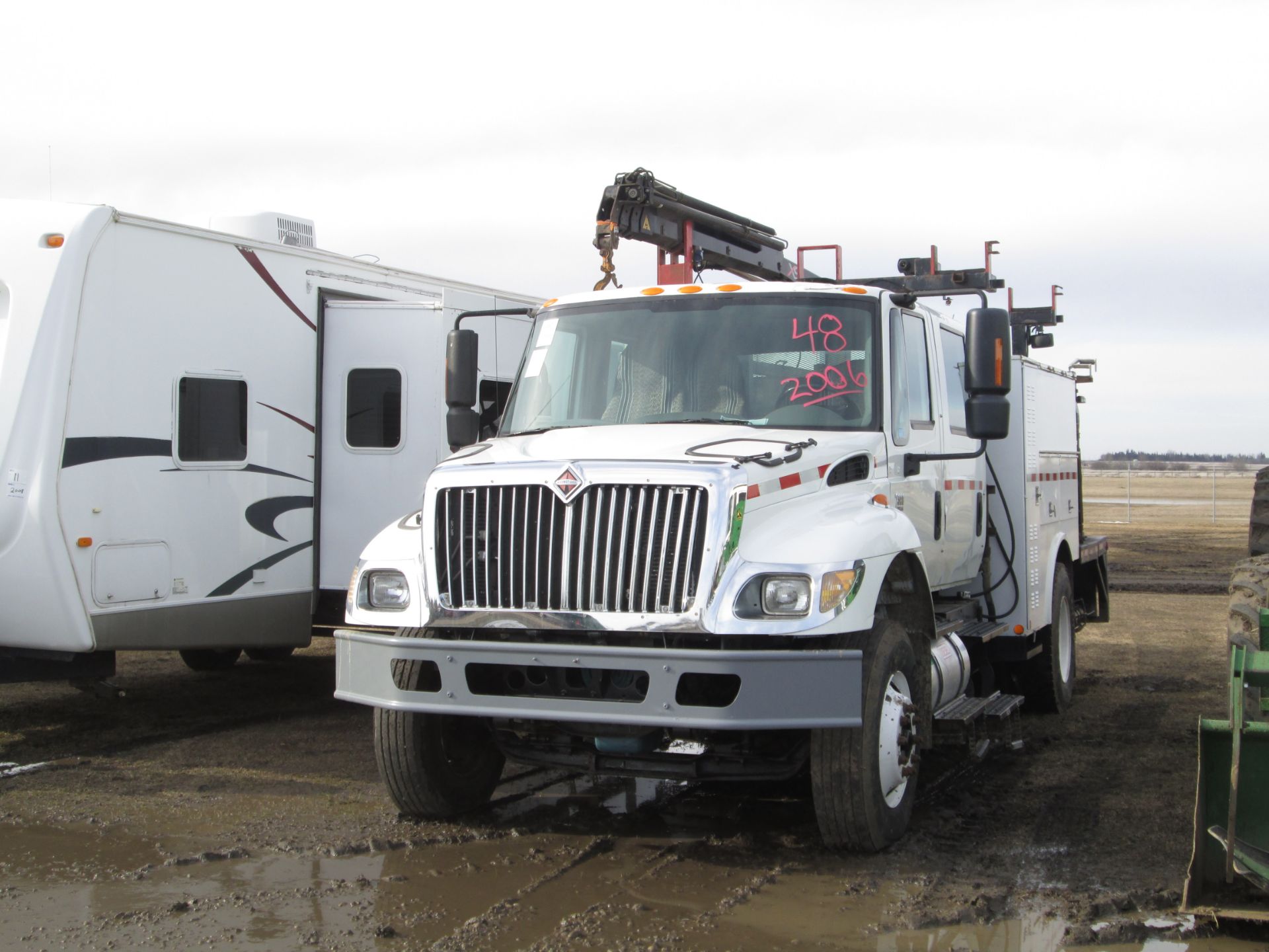 2006 IHC 7300 SERVICE CREWCAB TRUCK, 466 DIESEL, 210 HP MOTOR, ALLISSON AUTO TRANS, C/W SERVICE