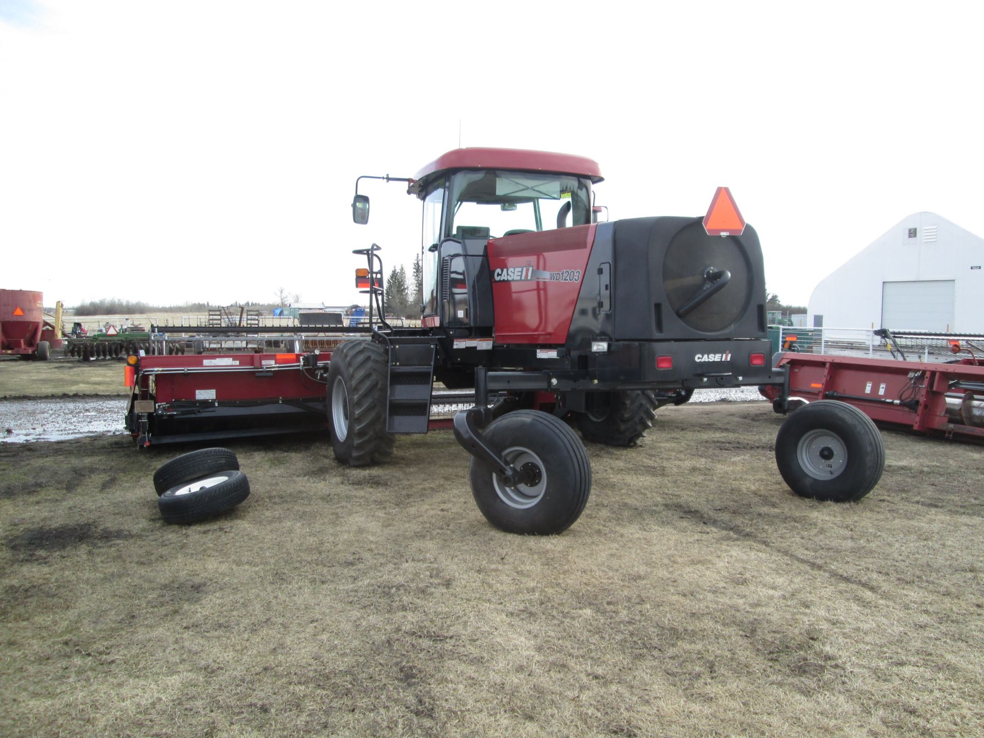 2014 CASE IH WD 1203 25' Windrower - Image 11 of 13