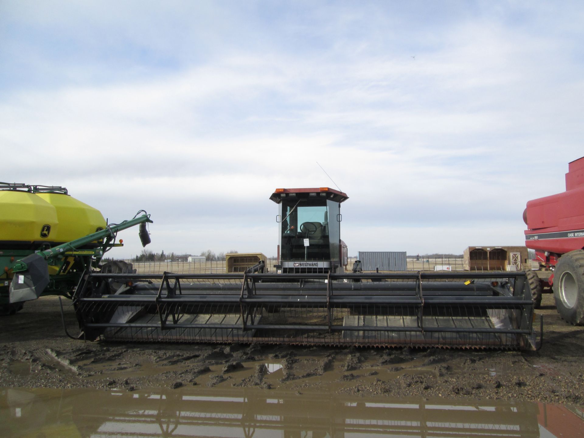 25' WESTWARD 9300 SP SWATHER, 3500 HRS, DUAL RANGE DRIVE, C/W MACDON 972 HEADER & PICKUP REEL - Image 2 of 5