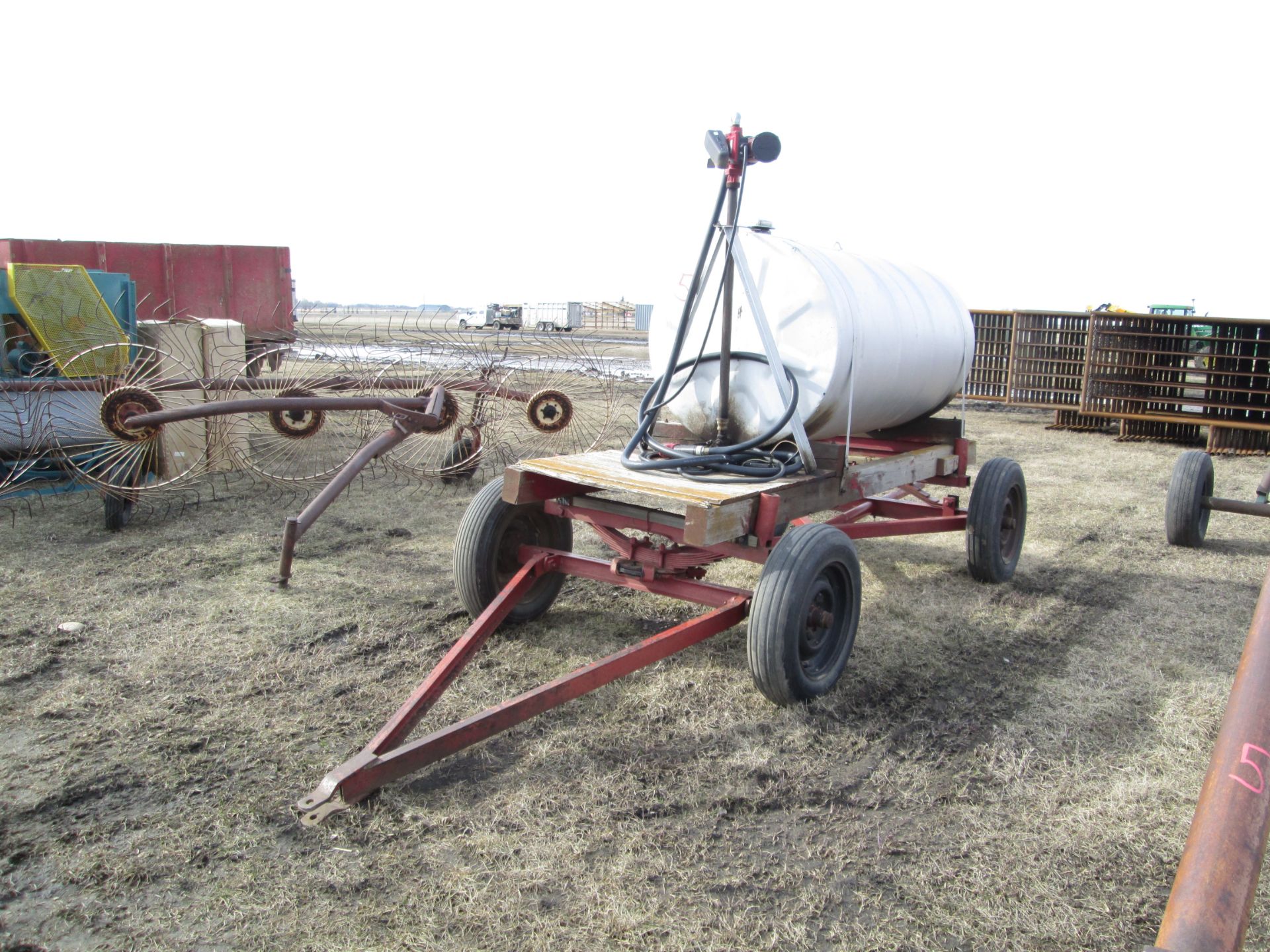 500 GALLON FUEL TANK C/W ELECTRIC PUMP ON TRAILER