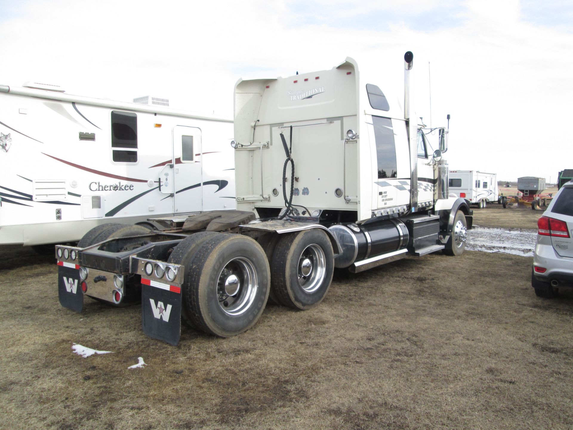 2005 WHITE WESTERN STAR HWY TRACTOR, 12.7 L, DETROIT DIESEL MOTOR, 18 SPEED EATON TRANS, 40000 LB, - Image 3 of 4