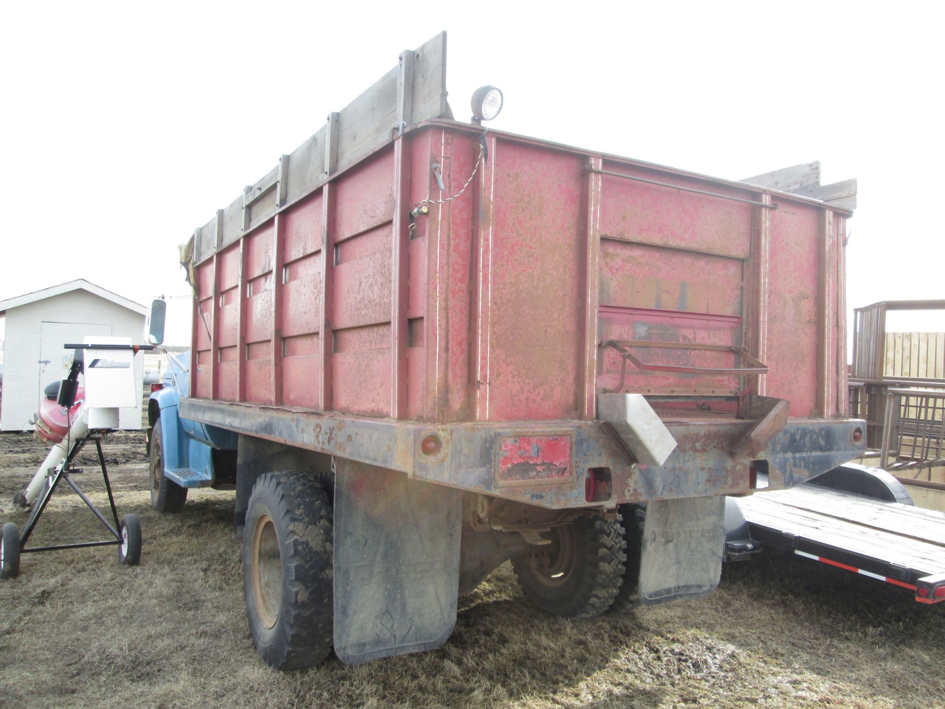 1973 CHEV C-65 GRAIN TRUCK C/W 15' STEEL BOX & HOIST - Image 2 of 4