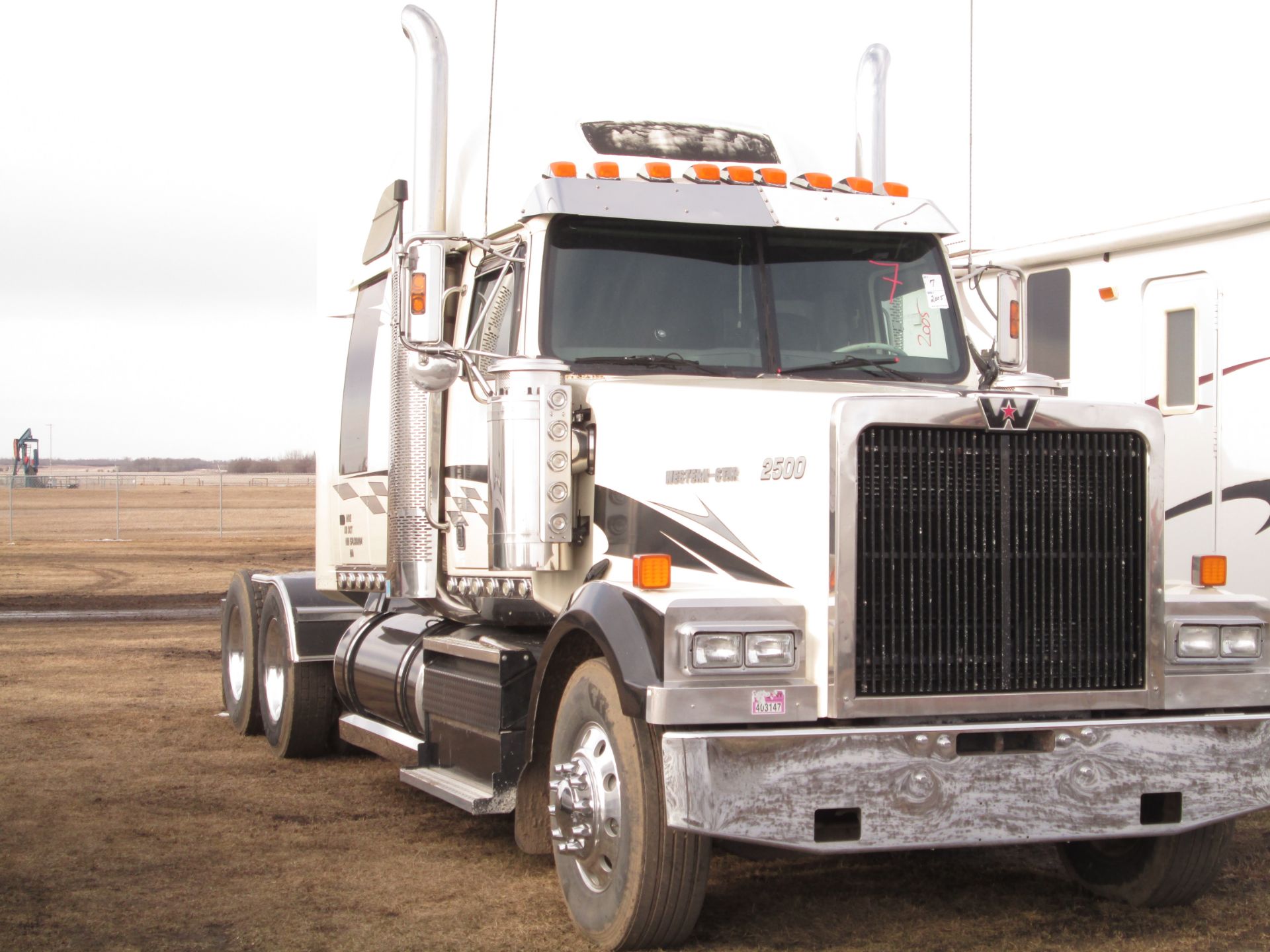 2005 WHITE WESTERN STAR HWY TRACTOR, 12.7 L, DETROIT DIESEL MOTOR, 18 SPEED EATON TRANS, 40000 LB, - Image 2 of 4