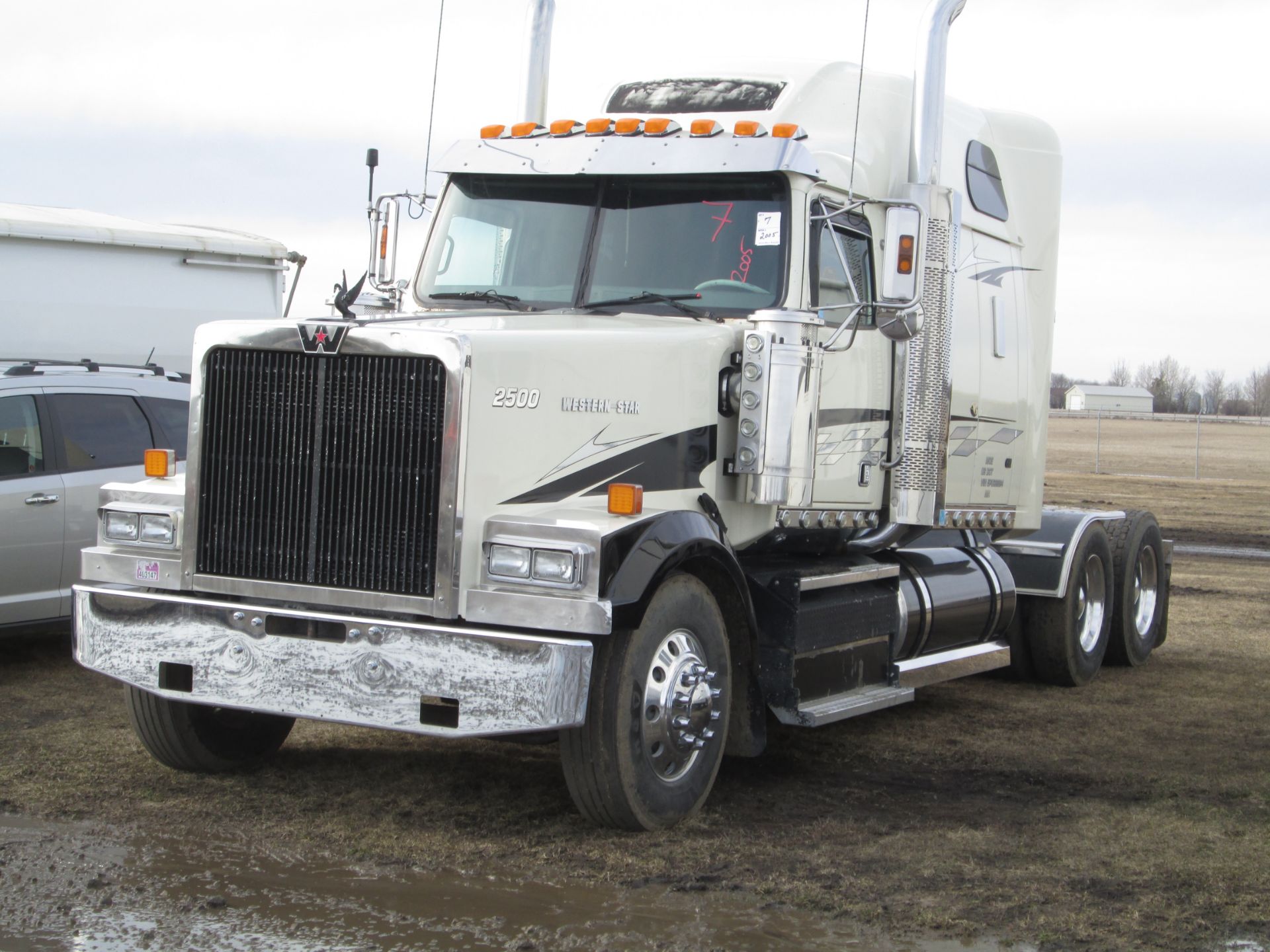 2005 WHITE WESTERN STAR HWY TRACTOR, 12.7 L, DETROIT DIESEL MOTOR, 18 SPEED EATON TRANS, 40000 LB,