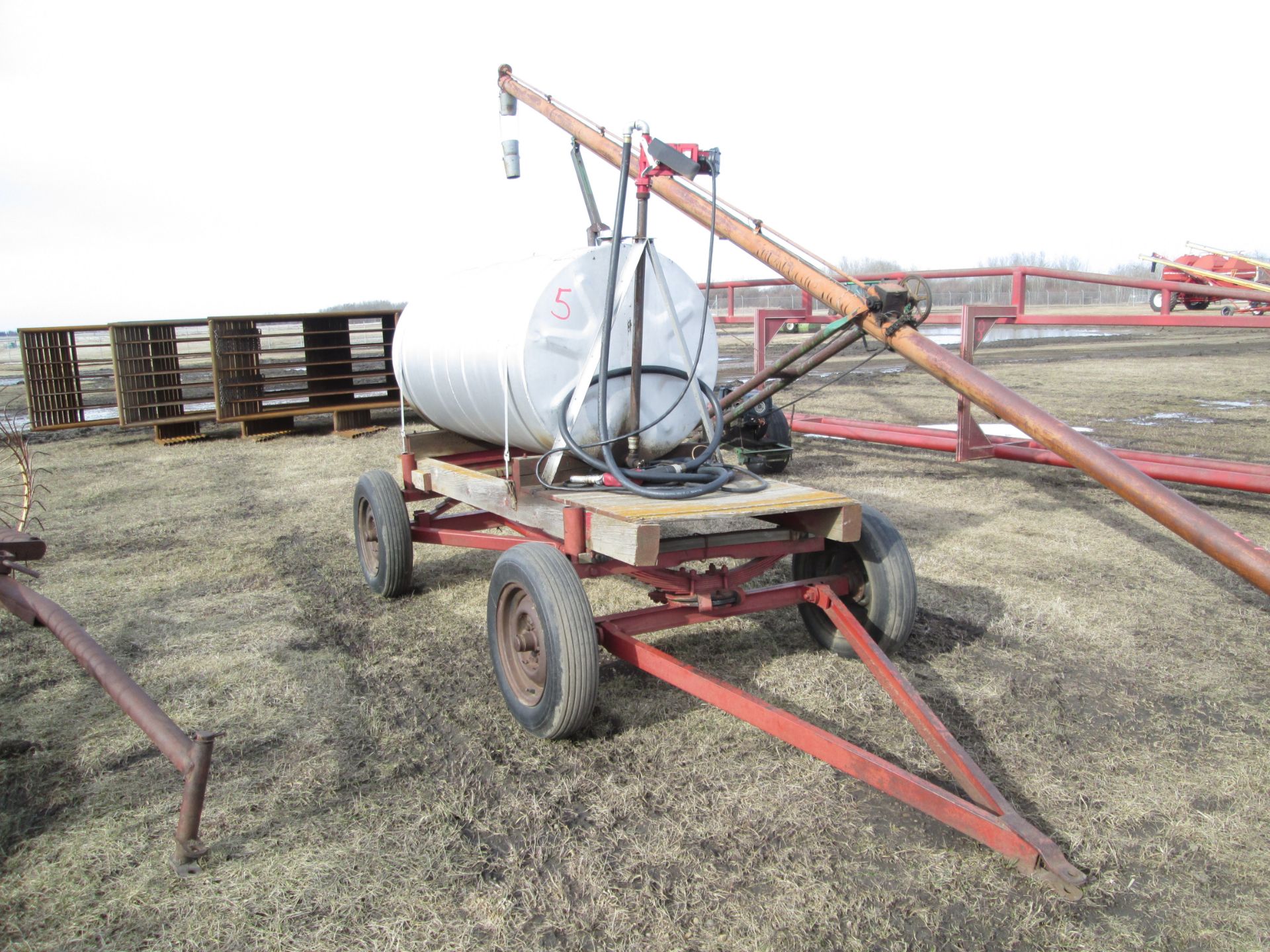 500 GALLON FUEL TANK C/W ELECTRIC PUMP ON TRAILER - Image 2 of 3