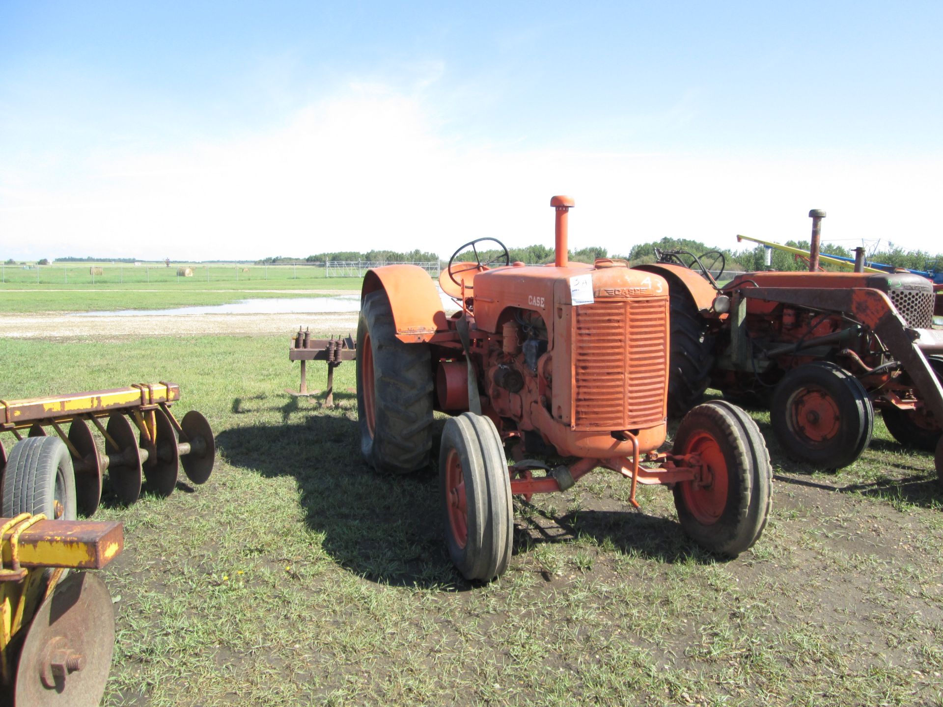 CASE TRACTOR, RUNS - Image 2 of 3