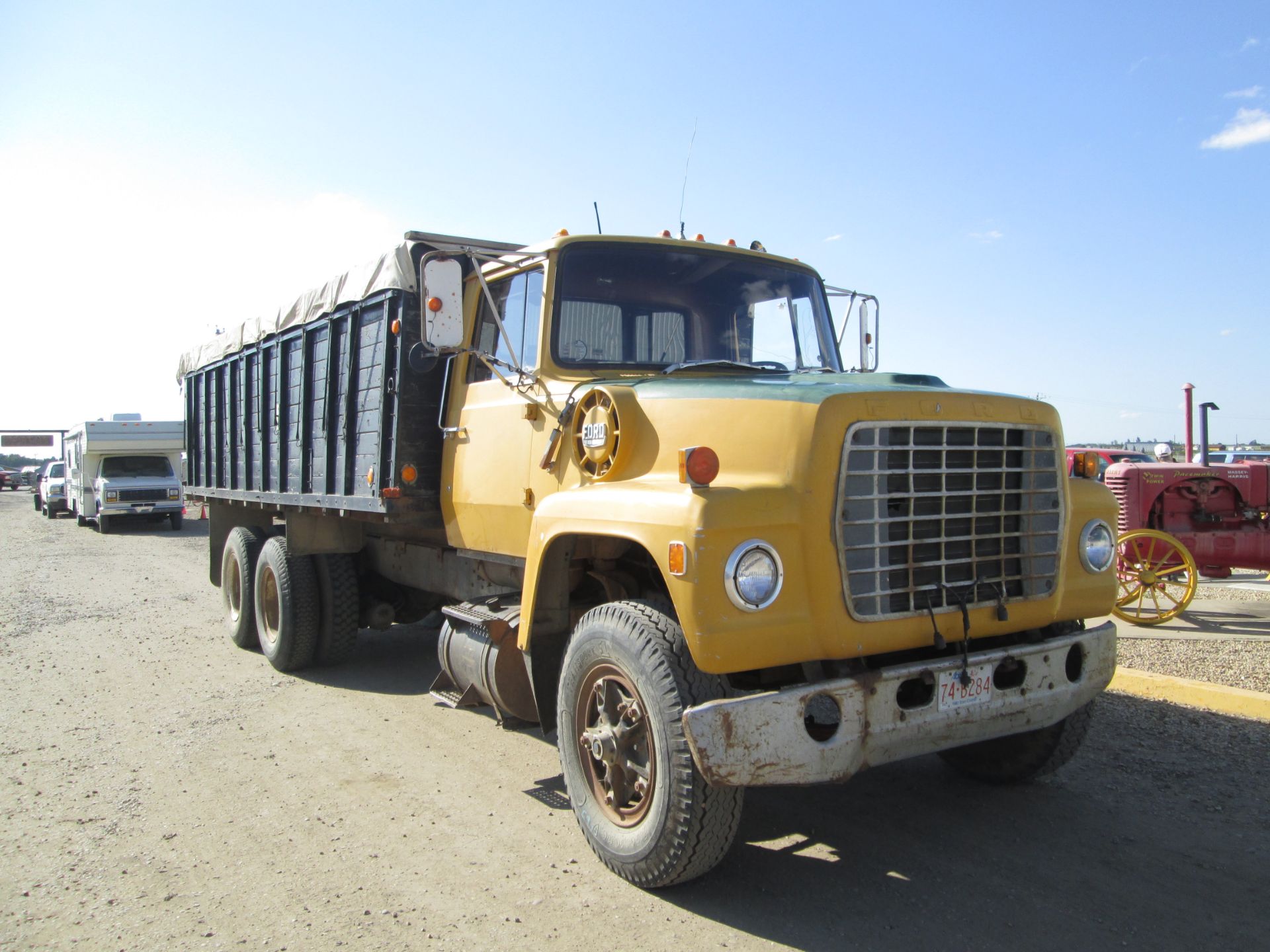 1975 FORD 880 TANDEM GRAIN TRUCK, 427, V8, 5 & 4 TRANS, C/W 20' BOX & NORDIC HOIST & TARP - Image 2 of 3