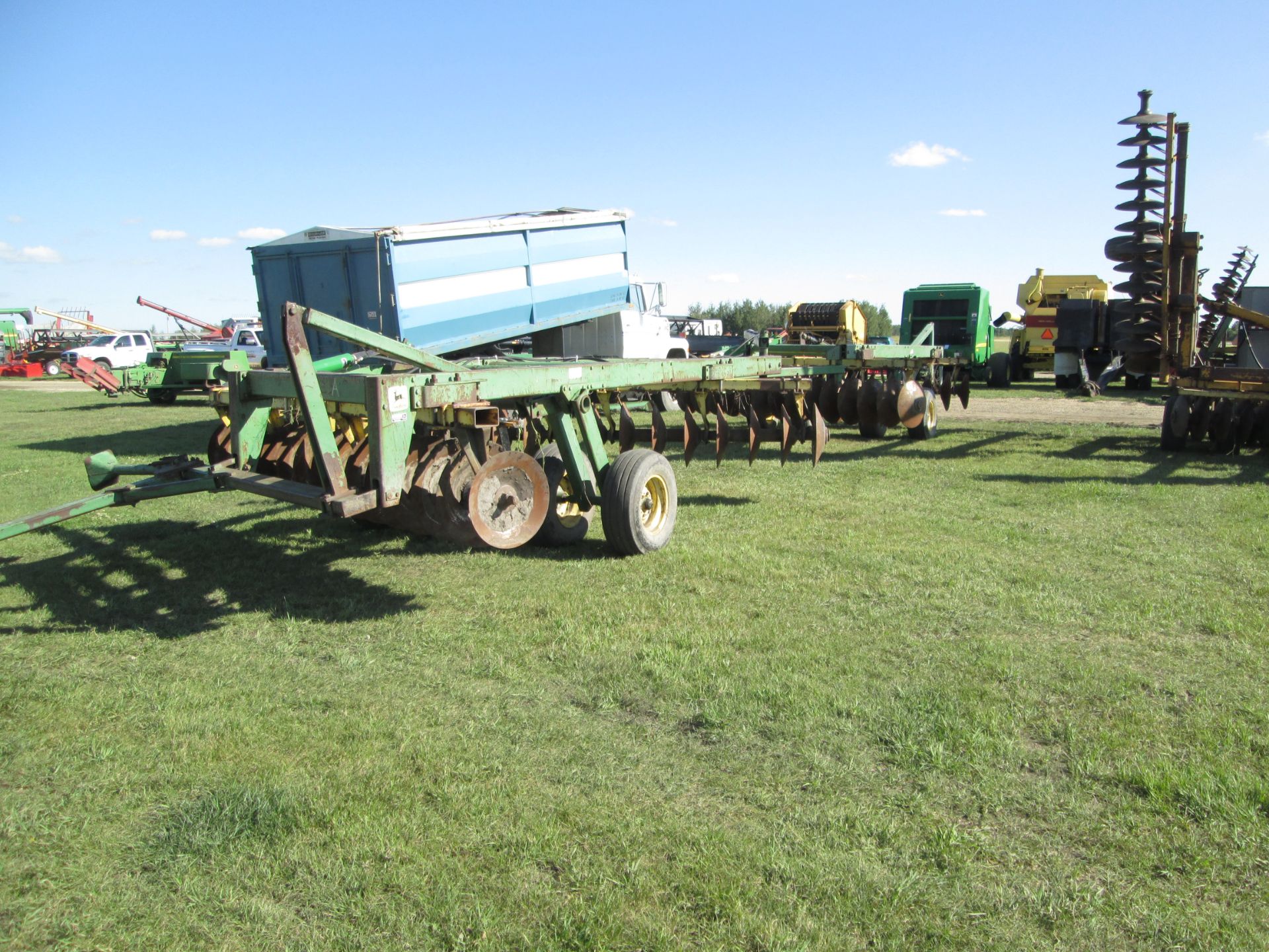 26' JD 360 HD TANDEM DISC, 26" DISC, EXTRA DISCS & PARTS - Image 3 of 3